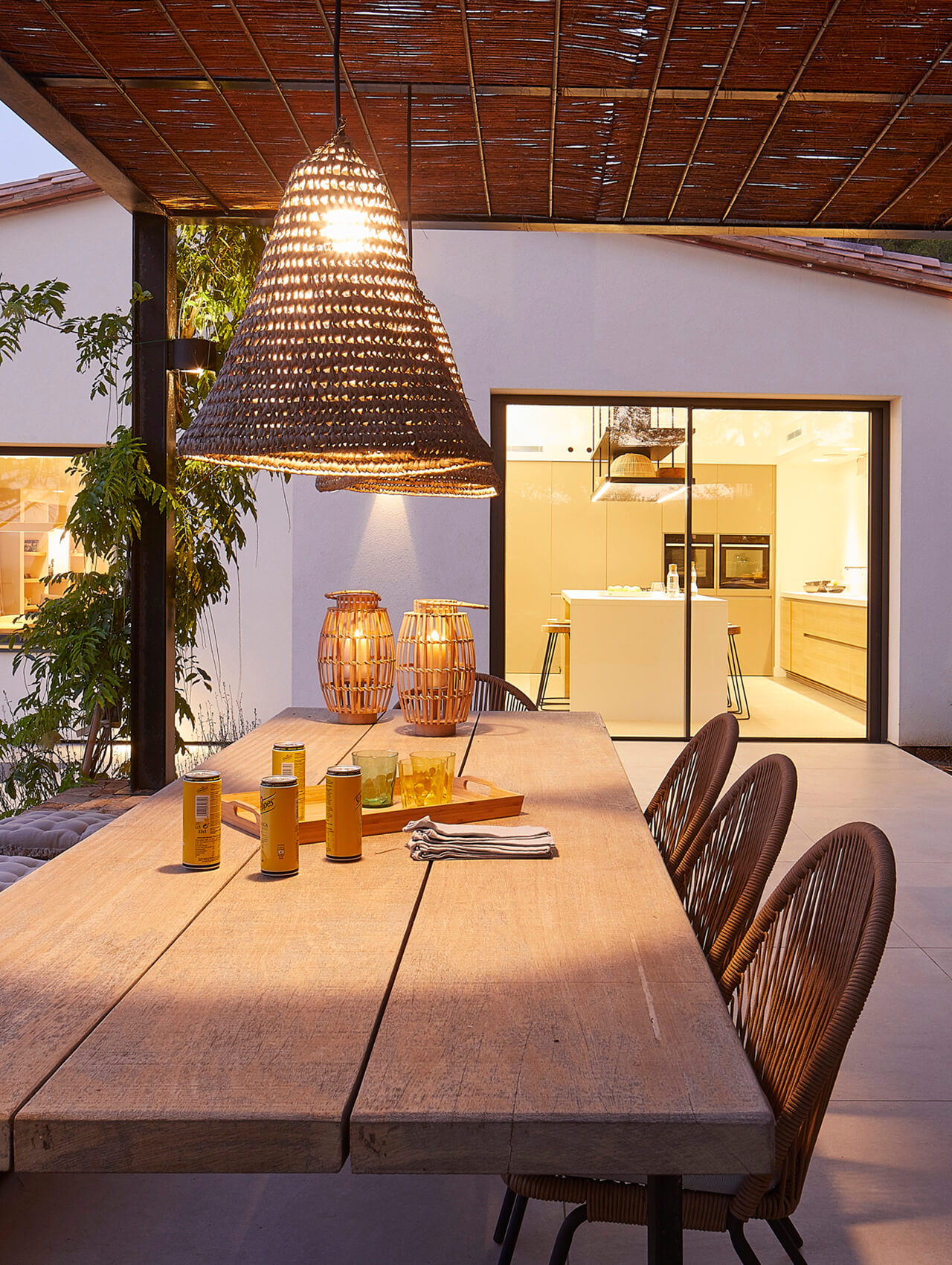 Comedor exterior en la vivienda diseñada por Jané & Font