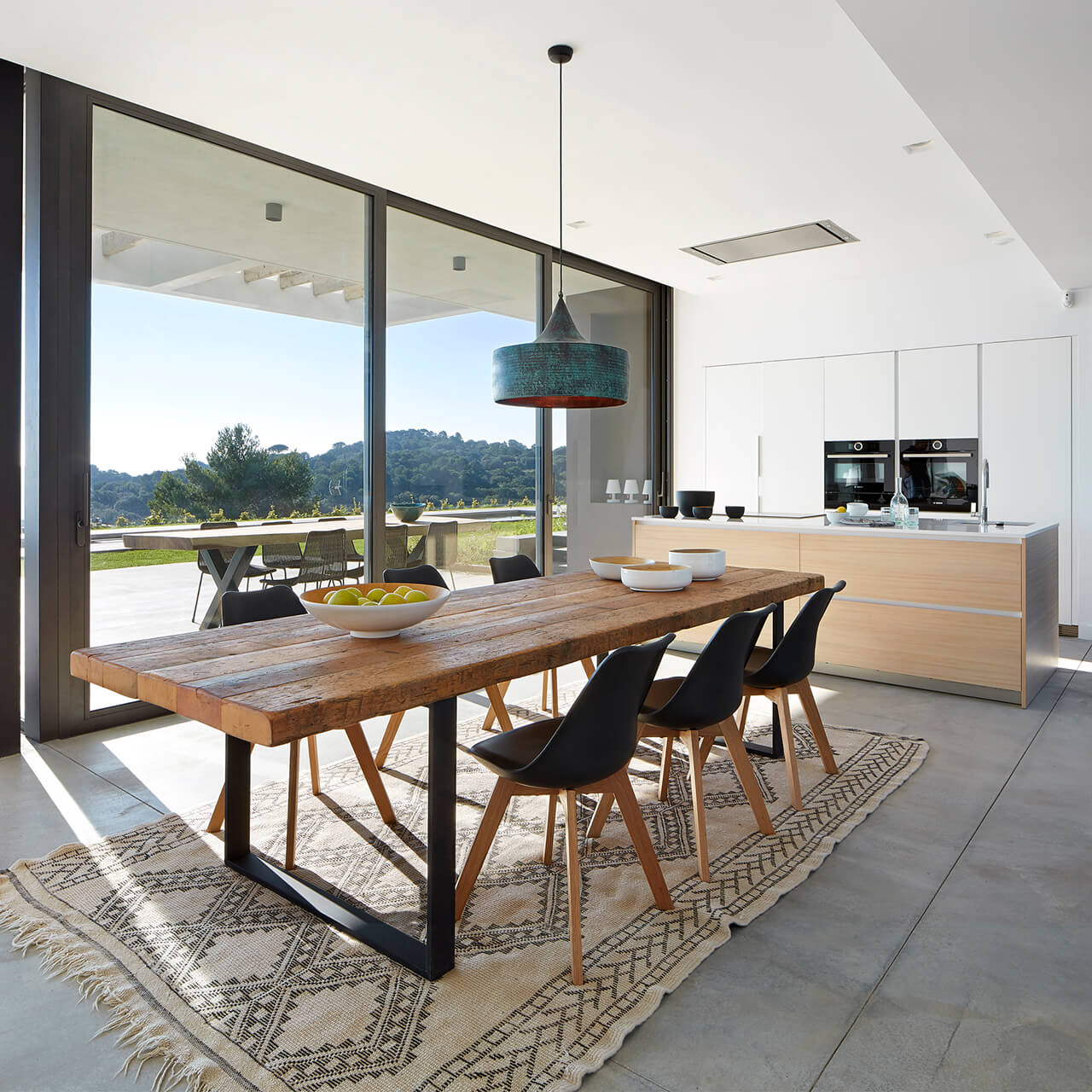 Comedor de madera con cocina Santos blanca