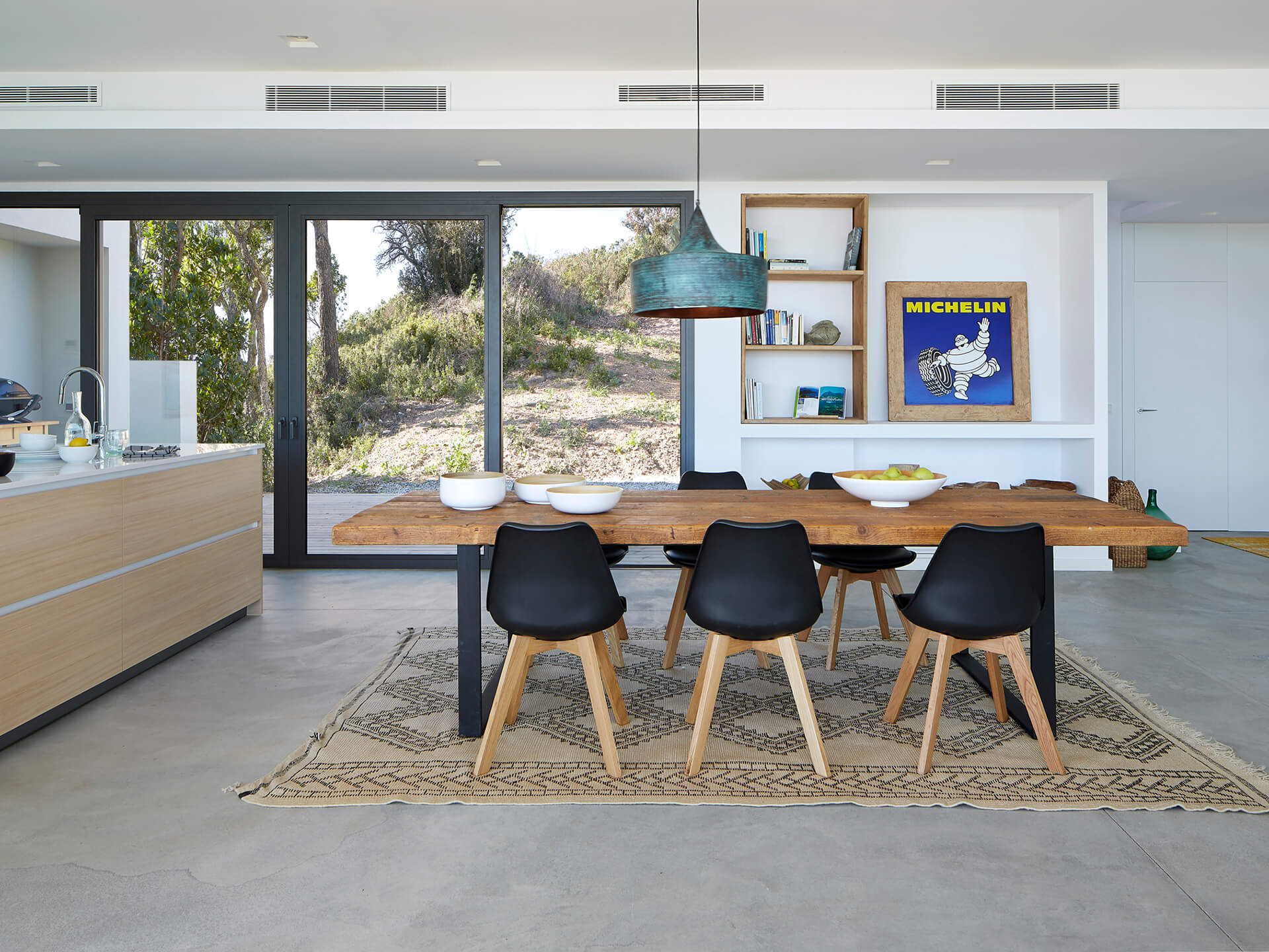 Comedor de madera con detalles negros cocina Santos
