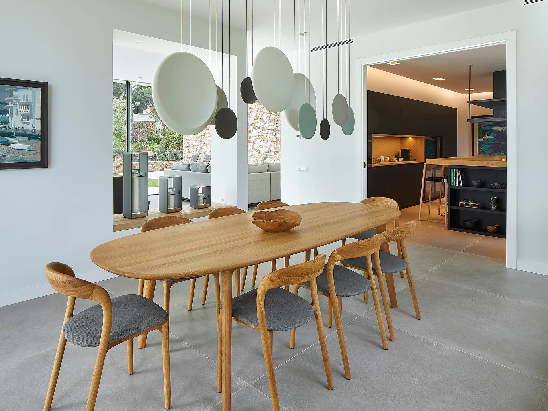 Comedor con mesa de madera