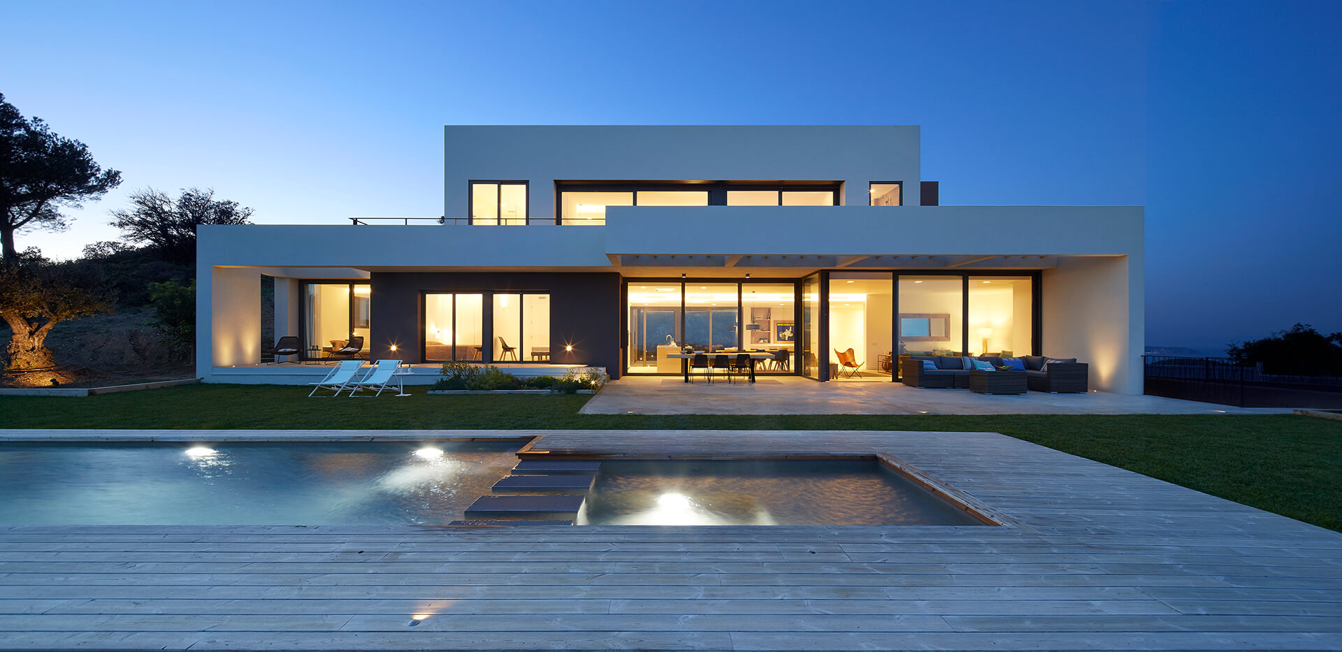 Exterior de la vivienda diseñada por Jané & Font con piscina