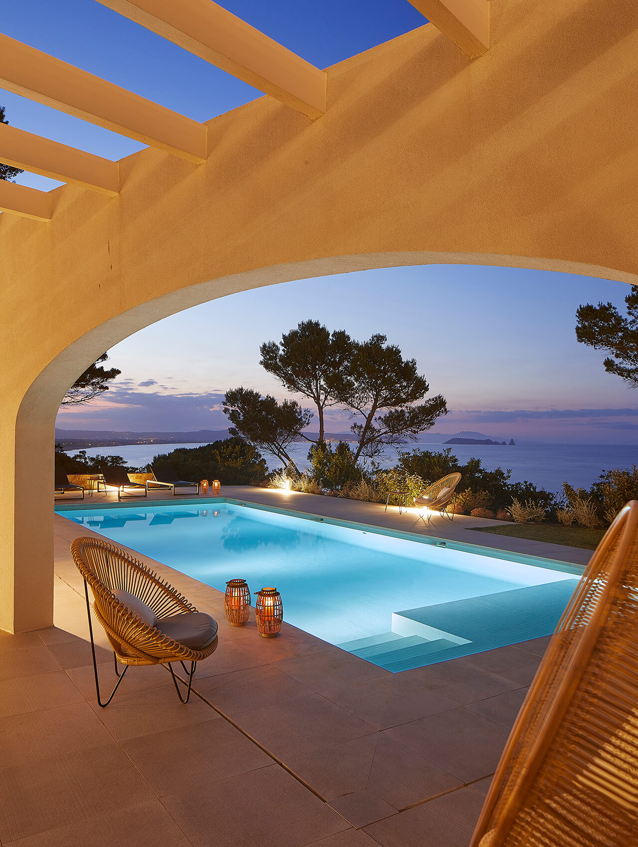 Vivienda blanca con piscina diseñada por Jané & Font