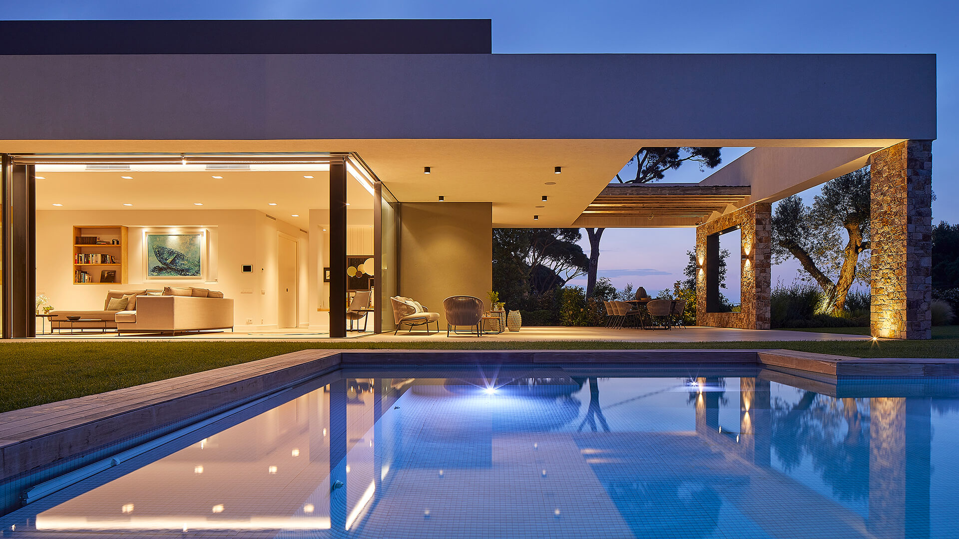 Vivienda diseñada por Jané & Font blanca con piedra de noche