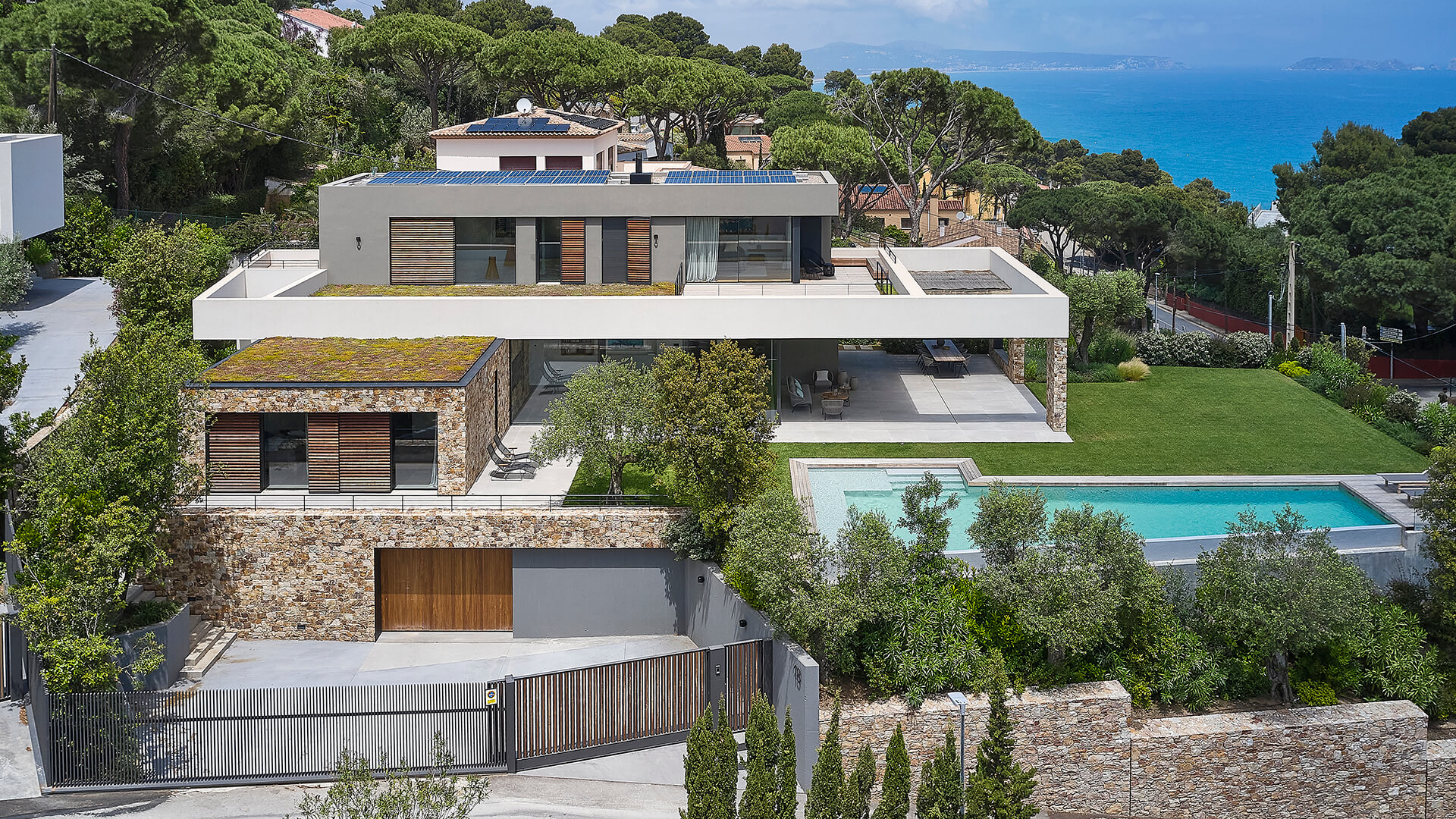 Vivienda diseñada por Jané & Font blanca con piedra