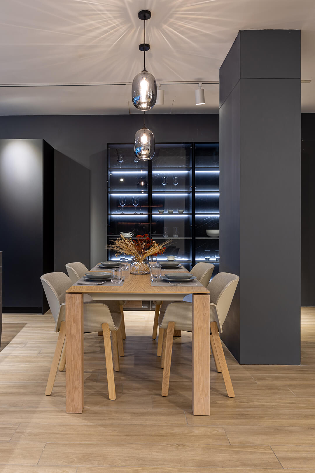 Kitchen finished in silk black in the new showroom in Lima