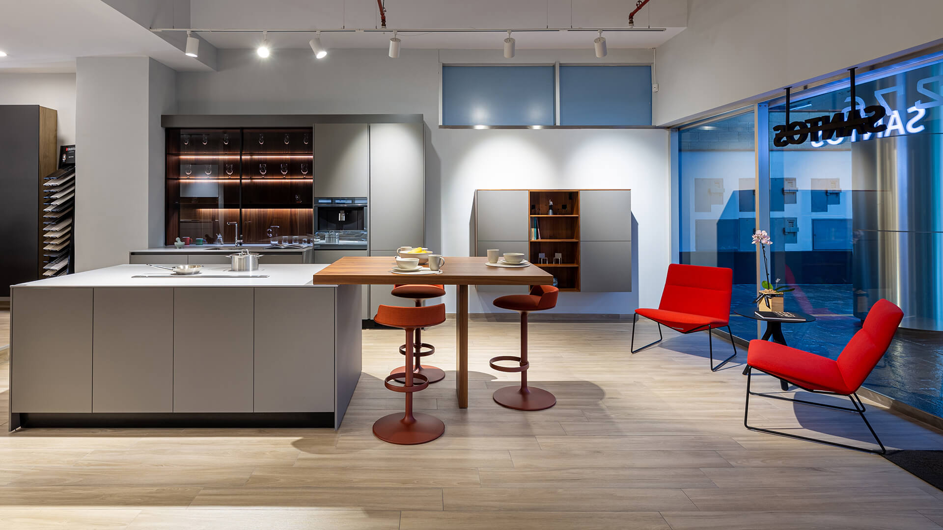 Grey kitchen with worktop-mounted bar Santos Kitchens in Lima