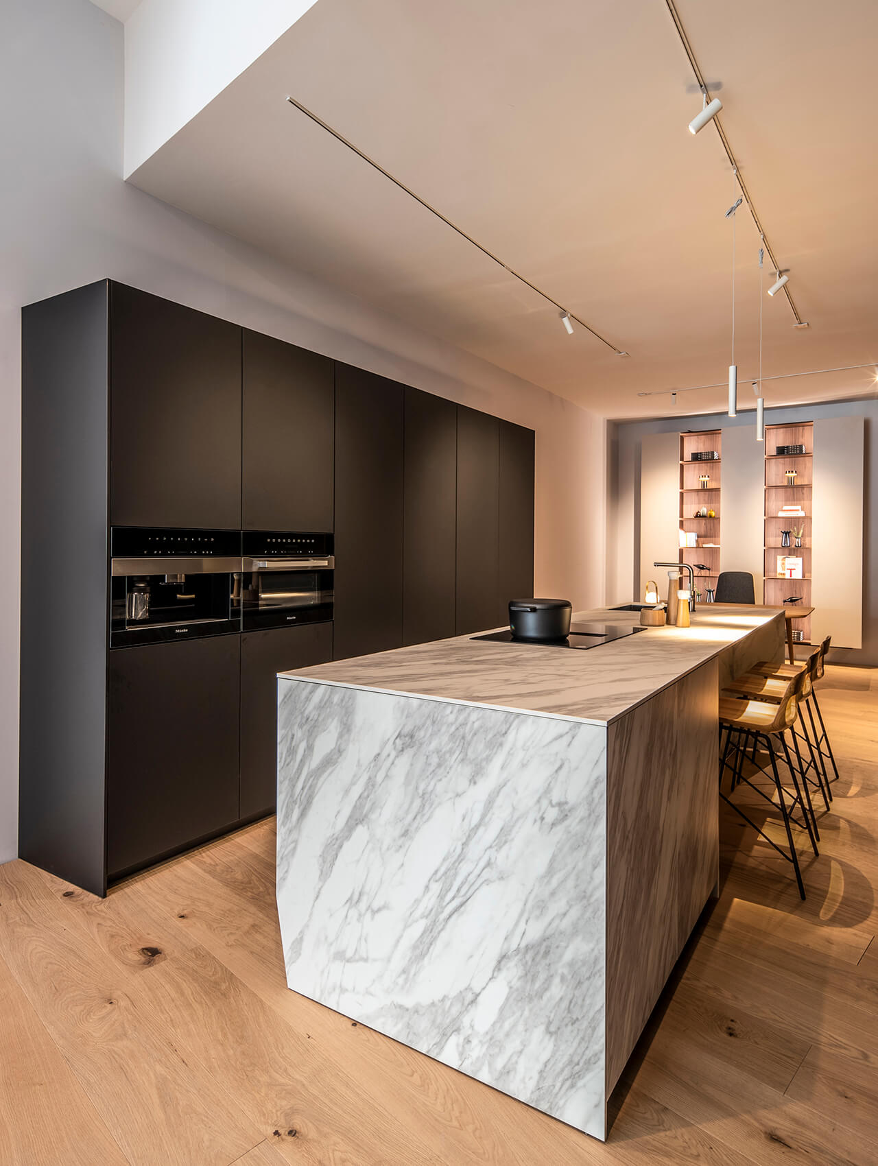 Santos keuken met eiland en afwerking in marmer