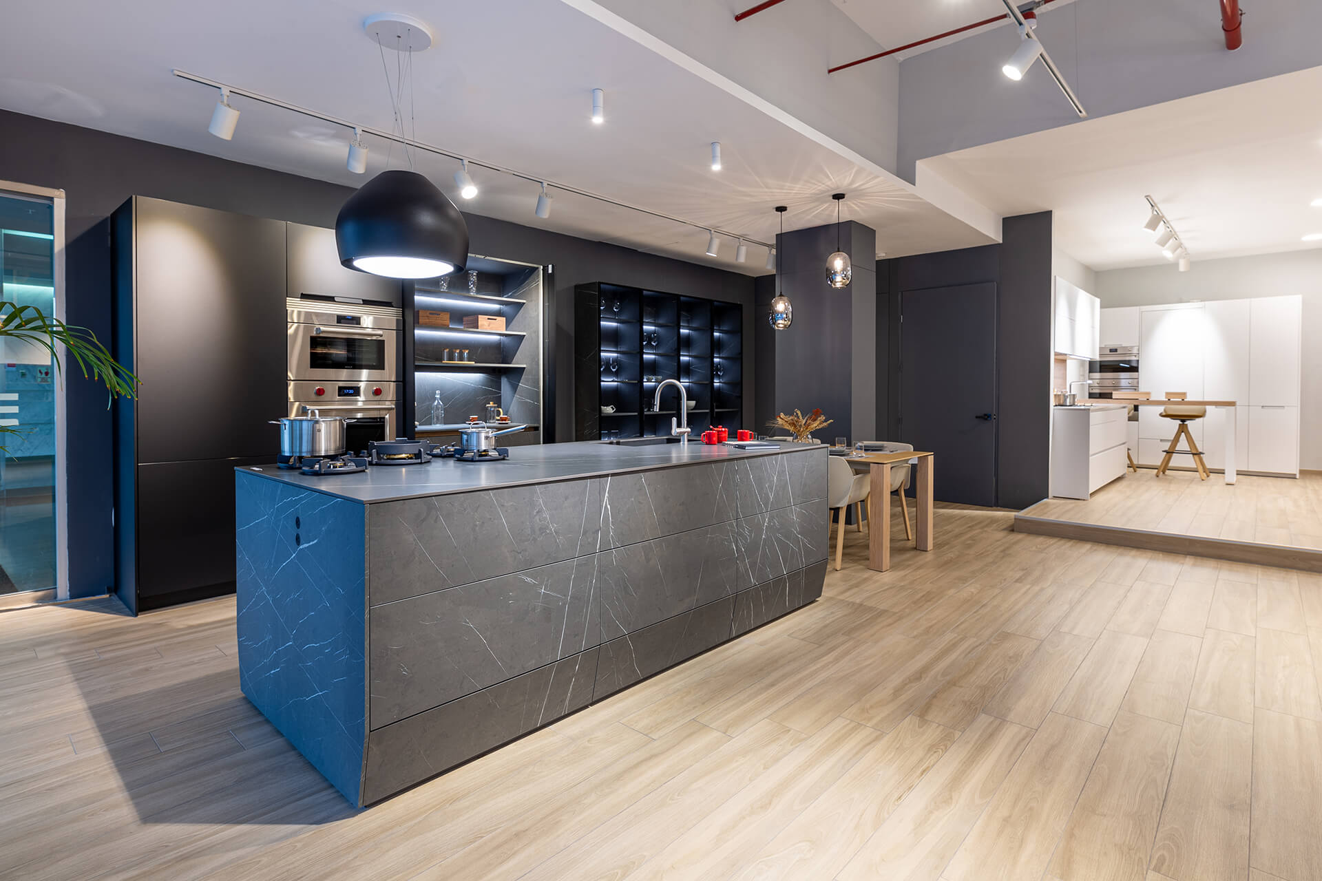 Island finished in marble Santos Kitchens in Lima