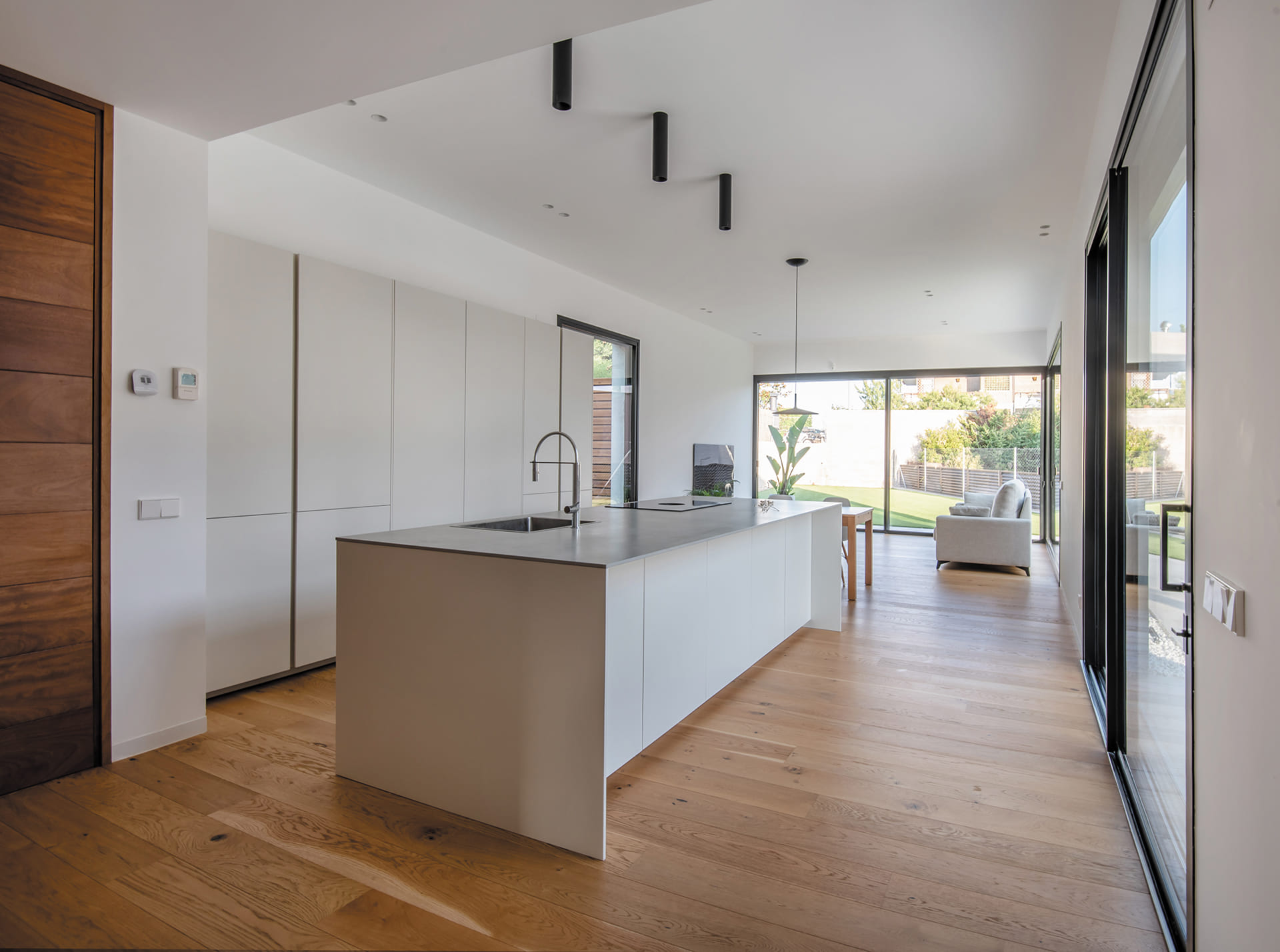 Cocina blanca con isla y armarios columna