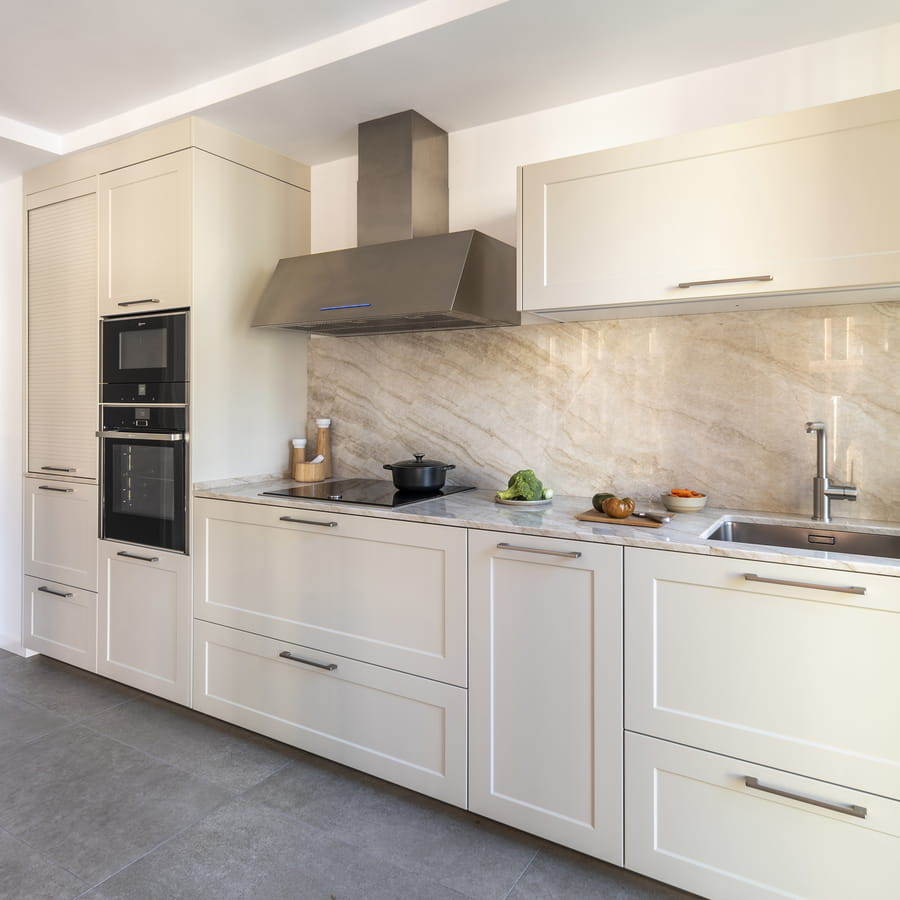 Cocina blanca con mobiliario Santos y campana extractora
