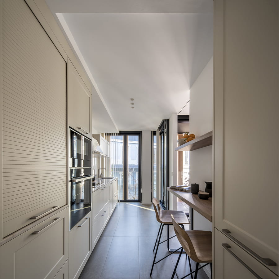 Cocina blanca con portahornos y mueble persiana