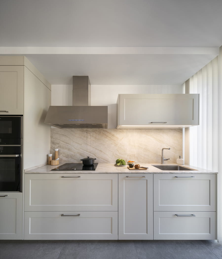 Cocina blanca Santos con gran capacidad de almacenaje