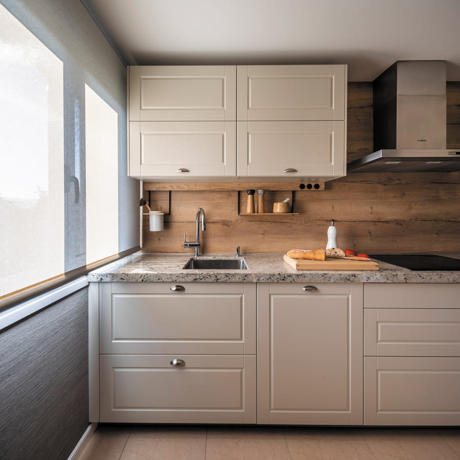 Cocina blanca y madera Santos con diseño clásico