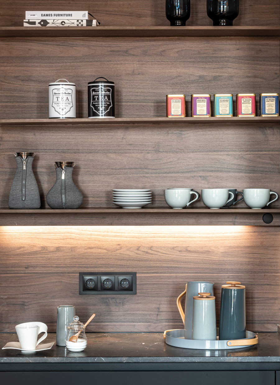 Cocina Santos con estantería de pared