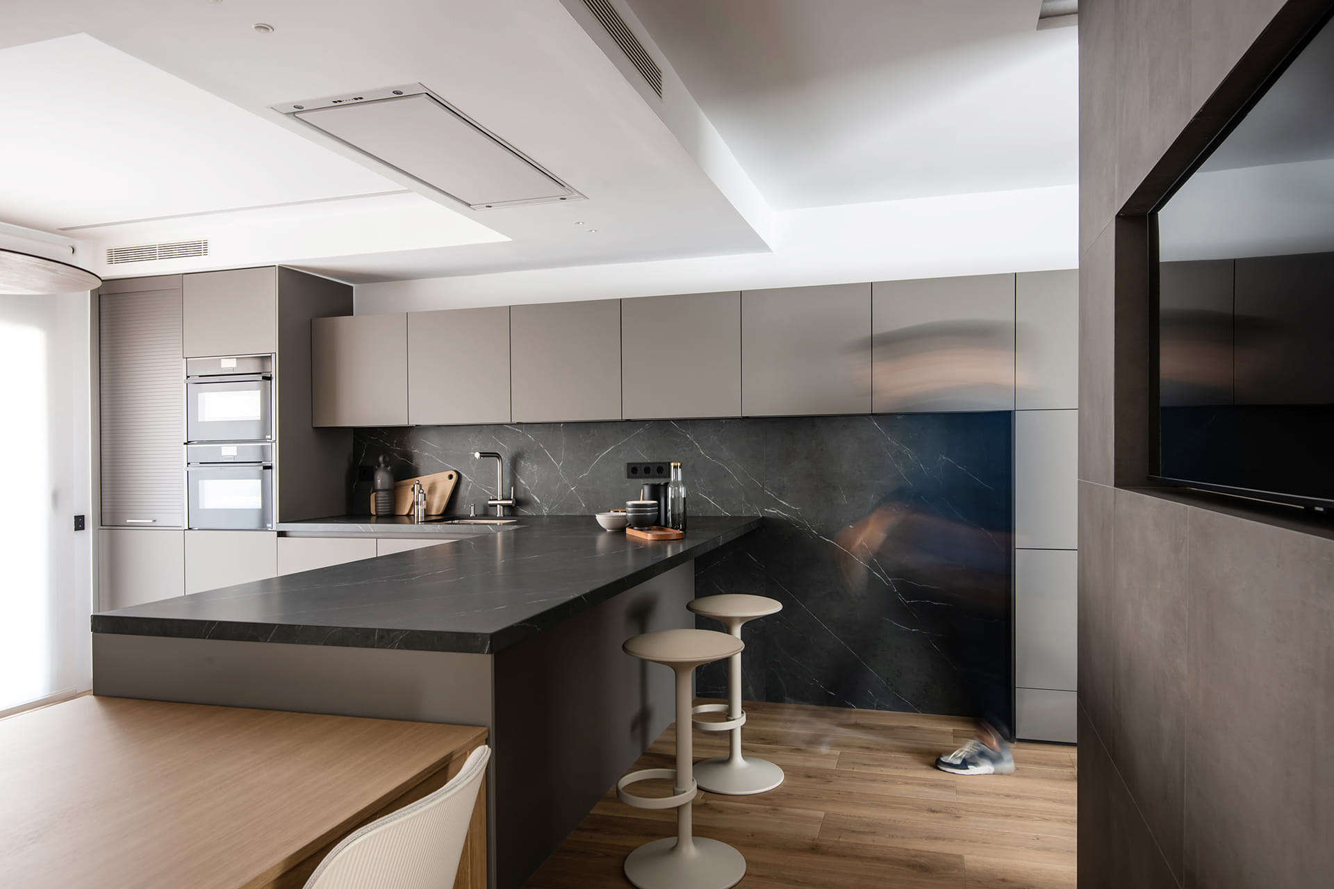 Cocina con península y armarios columna gris Santos