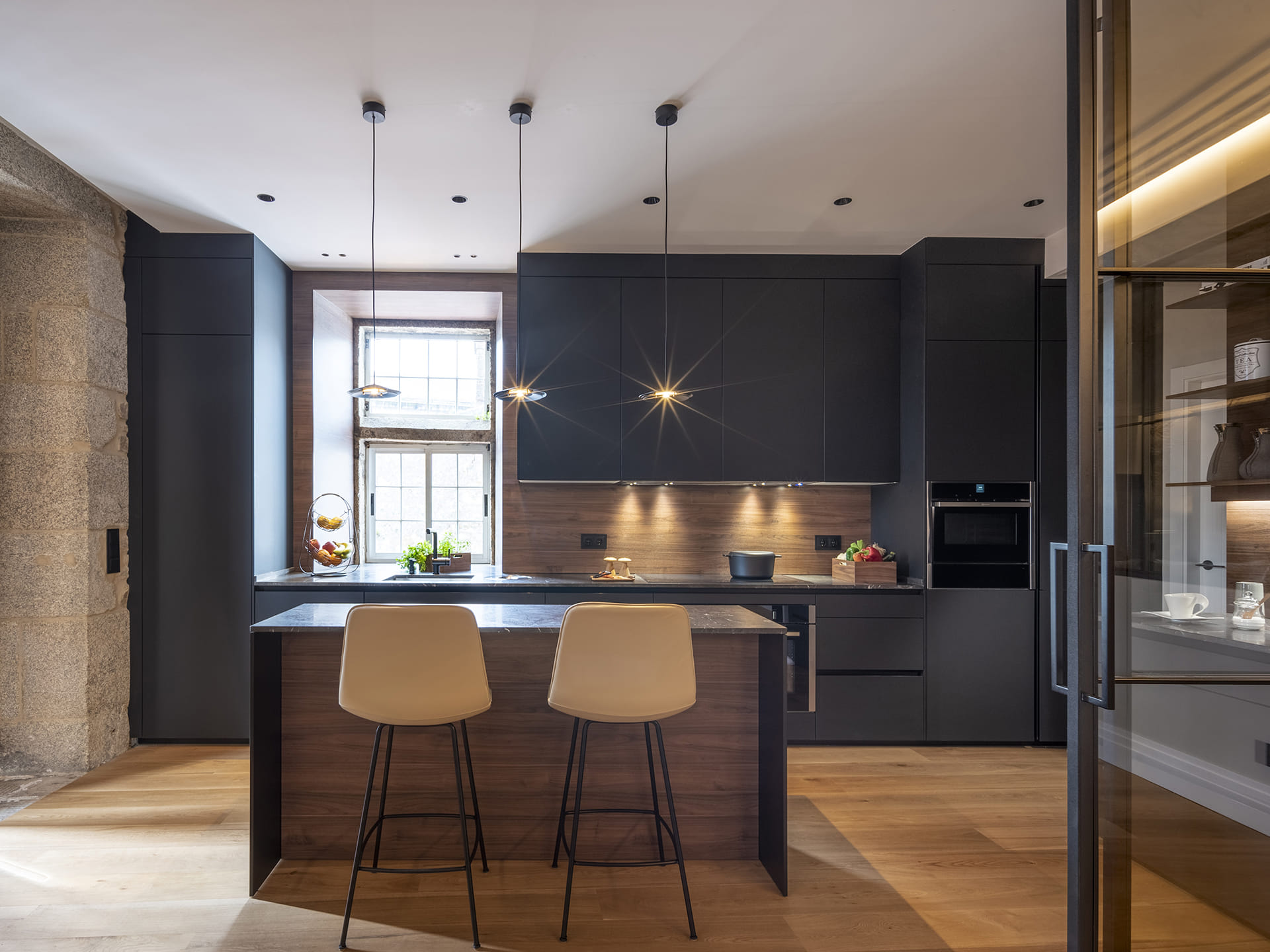 Cocina negra y madera con isla Santos