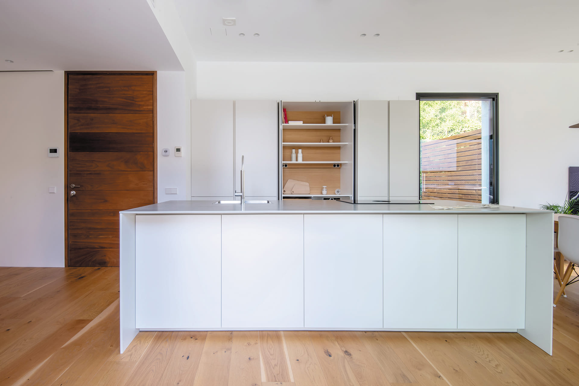 Cocina Santos con isla y mobiliario blanco