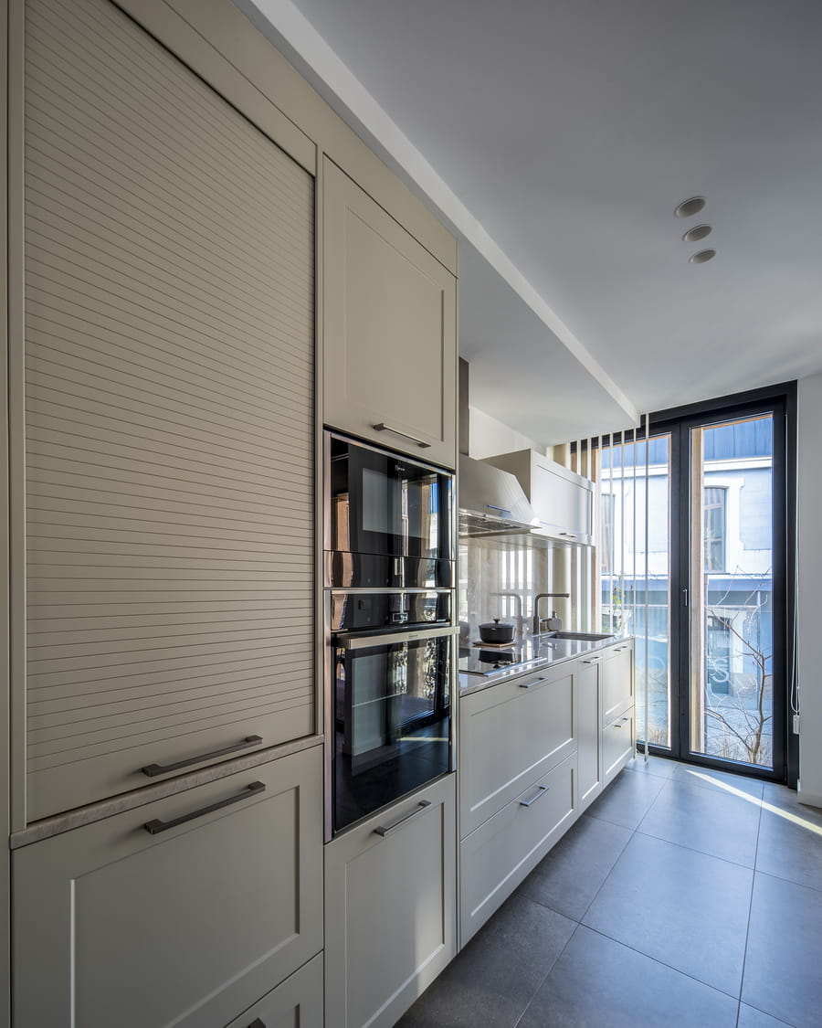 Cocina lineal blanca Santos con muebles columna
