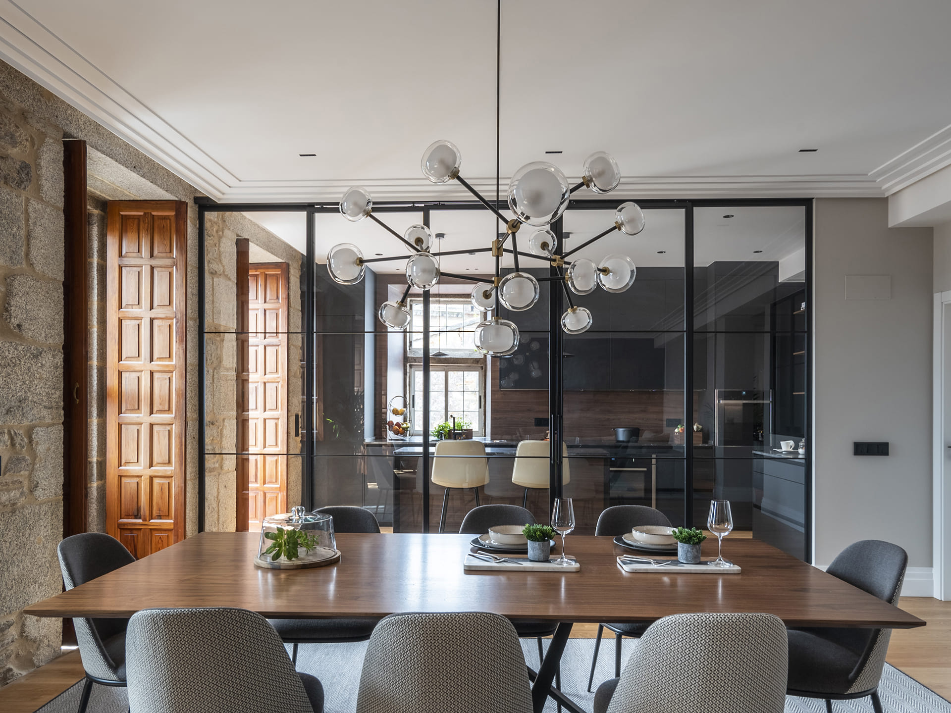 Cocina semiabierta a comedor con puertas acristaladas