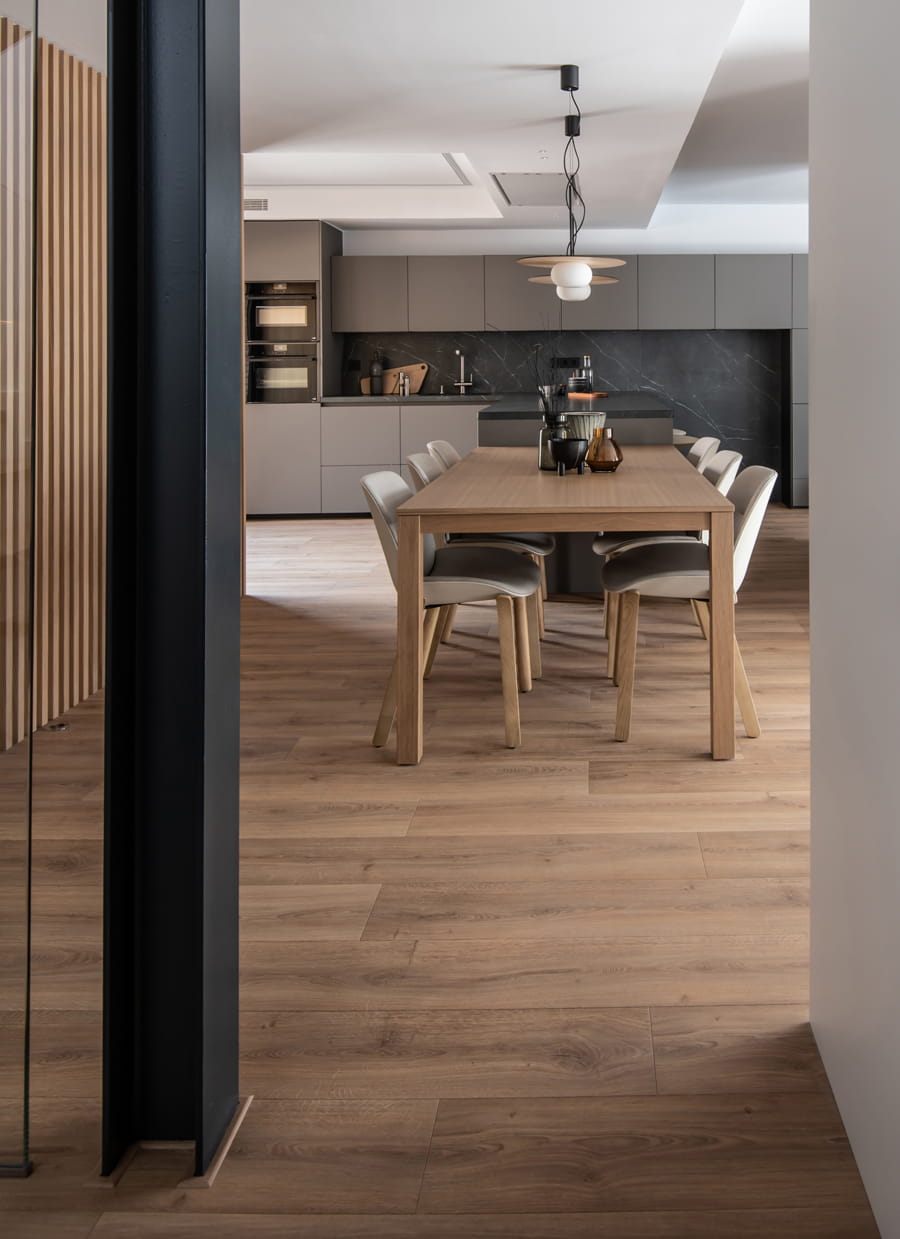 Mesa de comedor anexa a península gris Santos