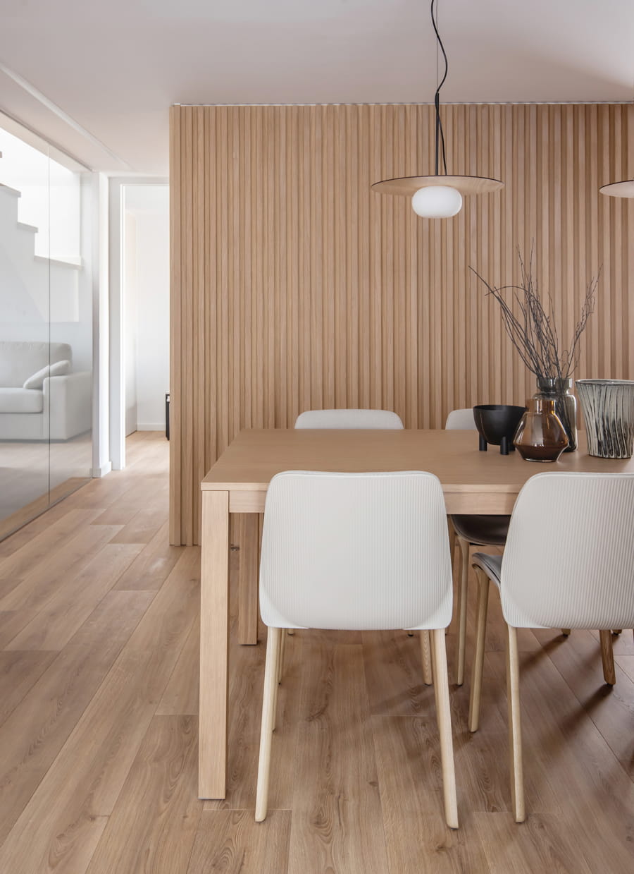 Mesa de comedor de madera con lámparas colgantes
