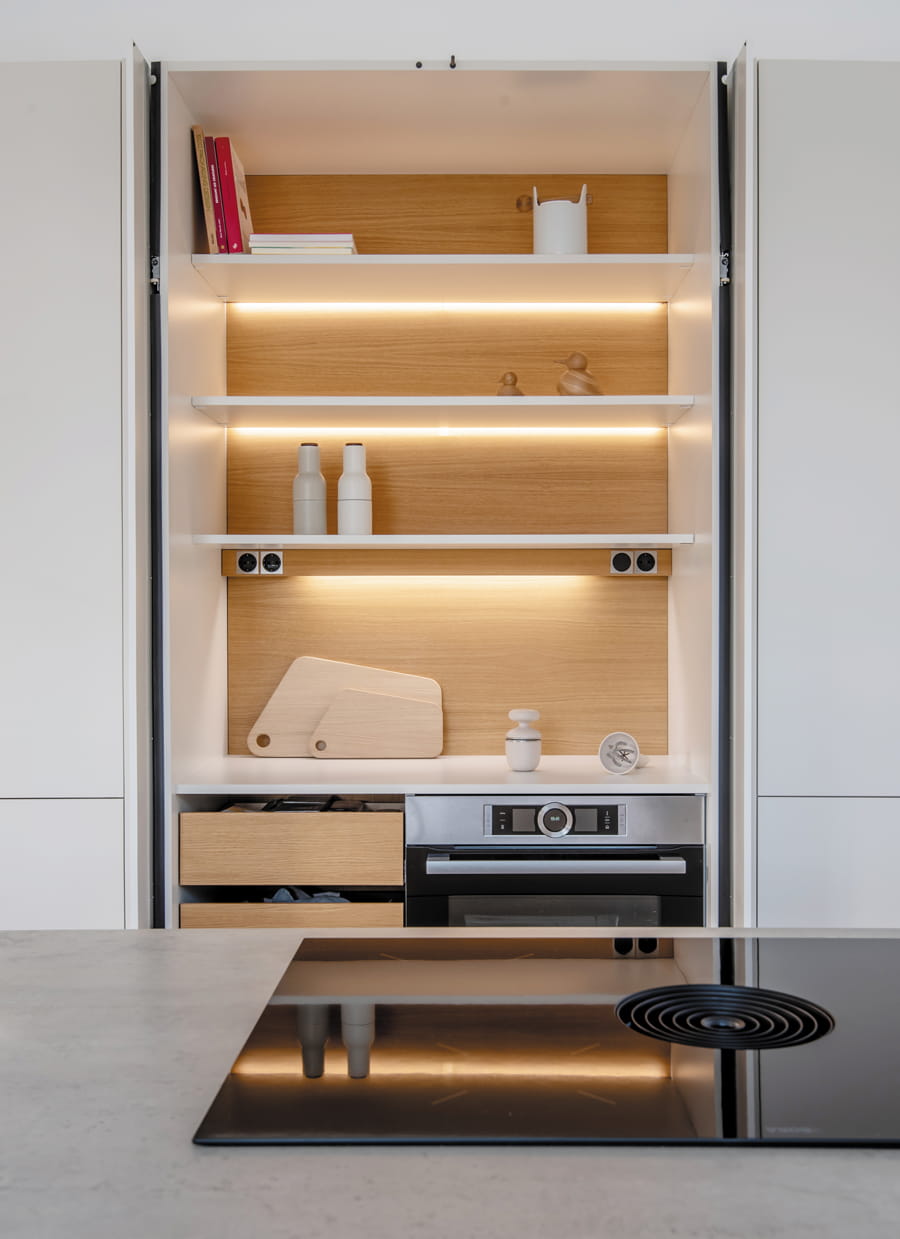 Mueble columna con estantes y cajones