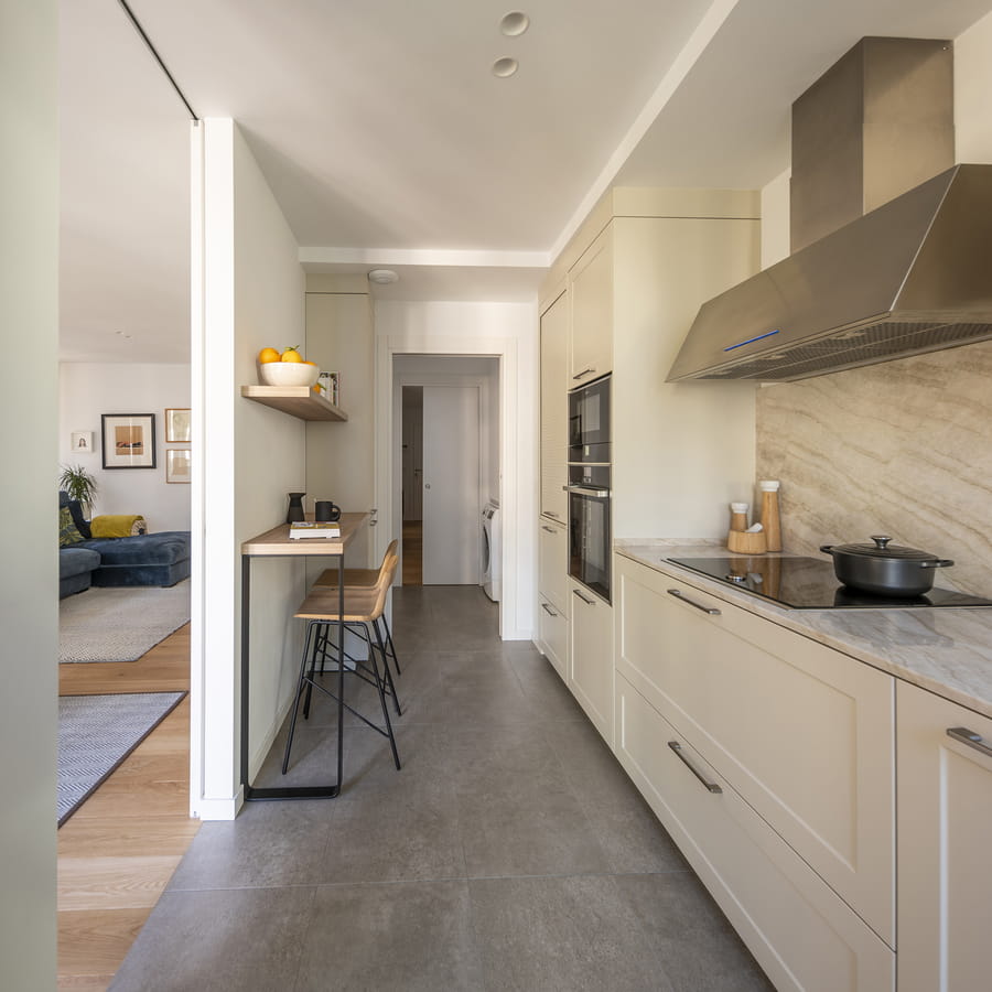 Piso cocina blanca Santos en distribución lineal