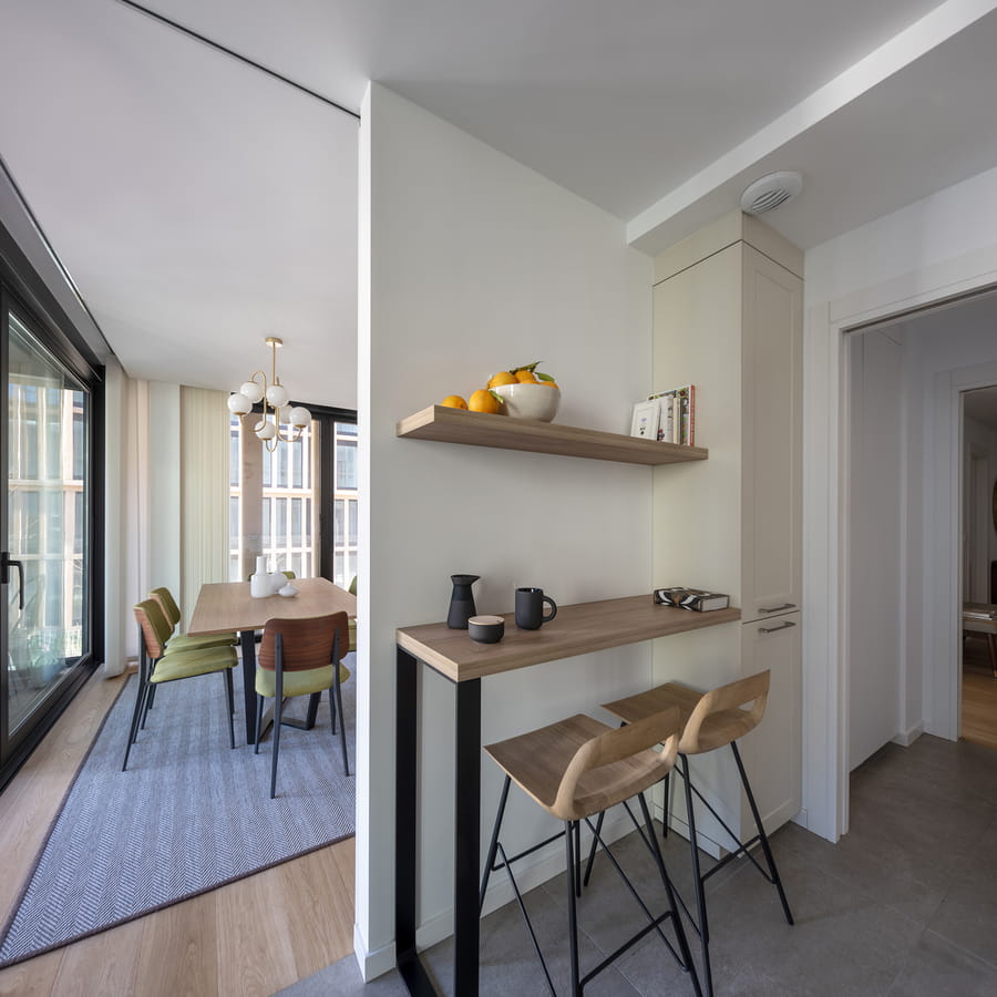 Piso con muebles de cocina Santos y barra de madera