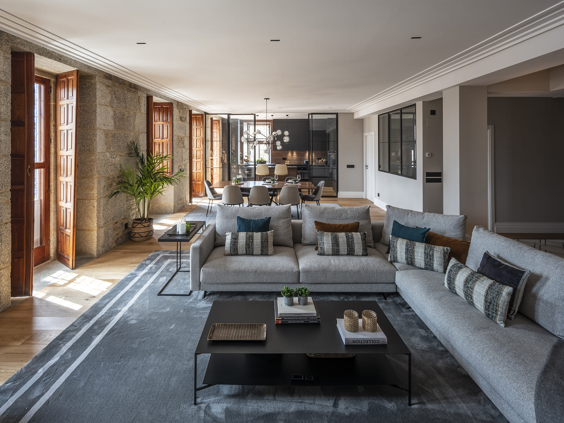 Salón gris abierto y luminoso
