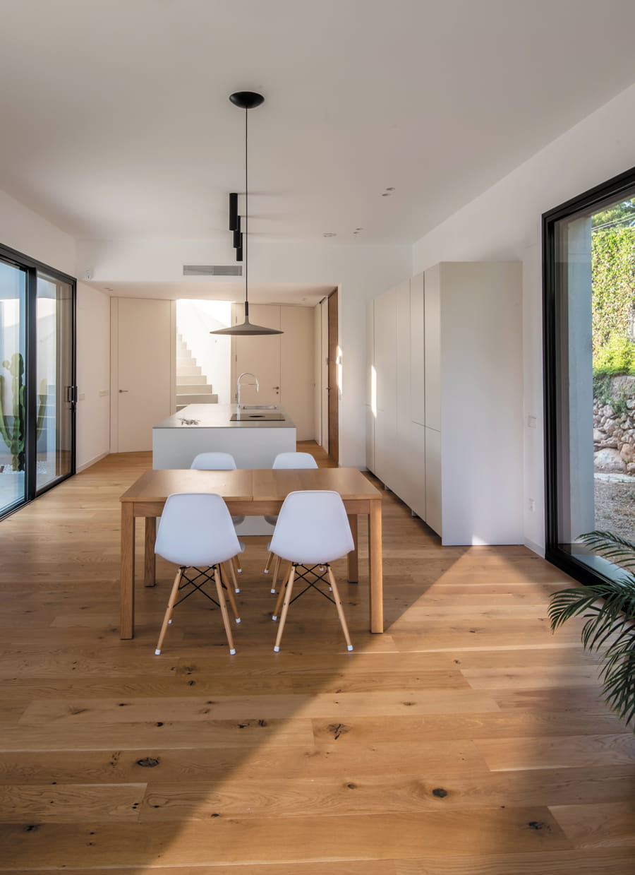 Vivienda con cocina blanca y madera Santos