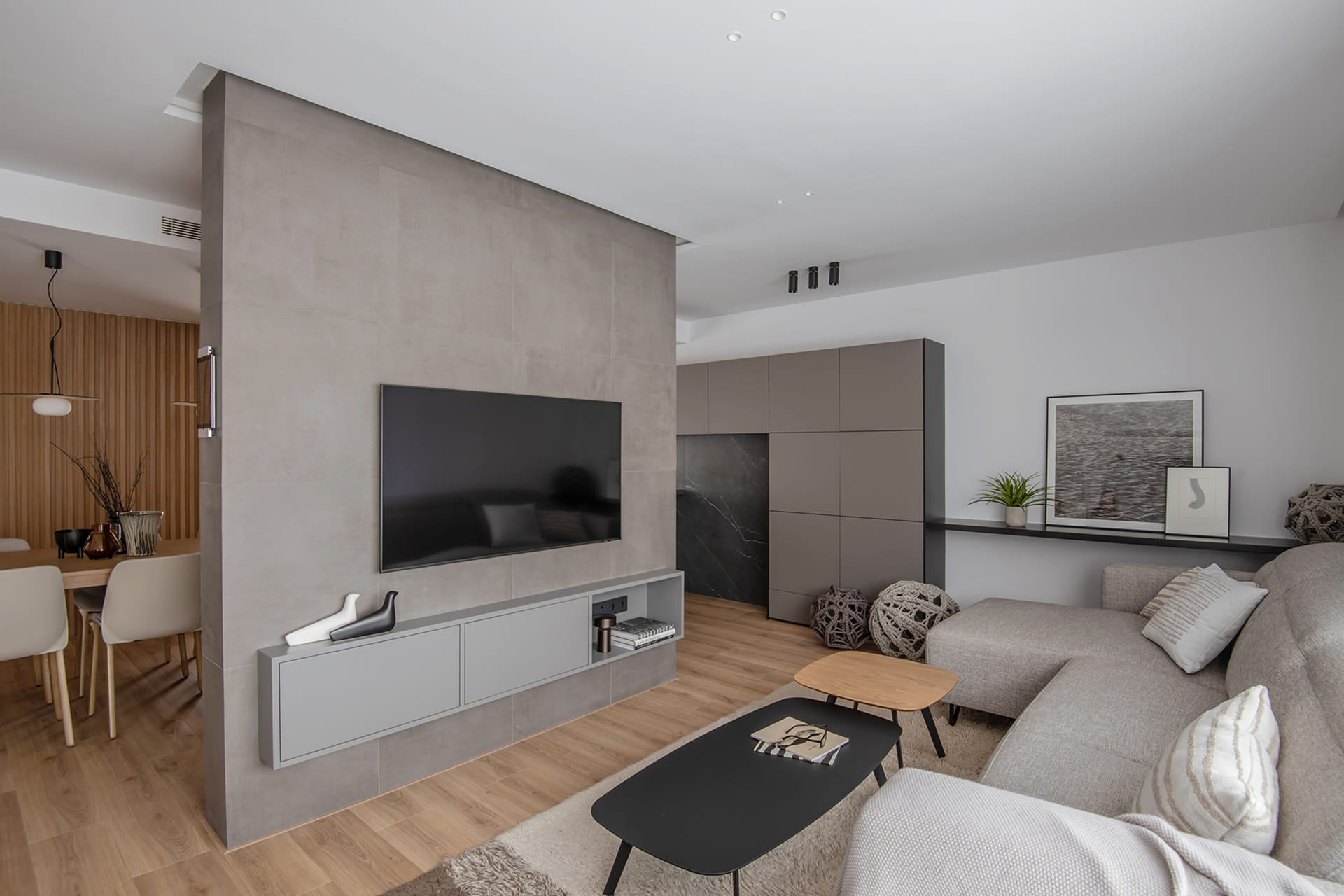 Vivienda con salón gris abierto a comedor