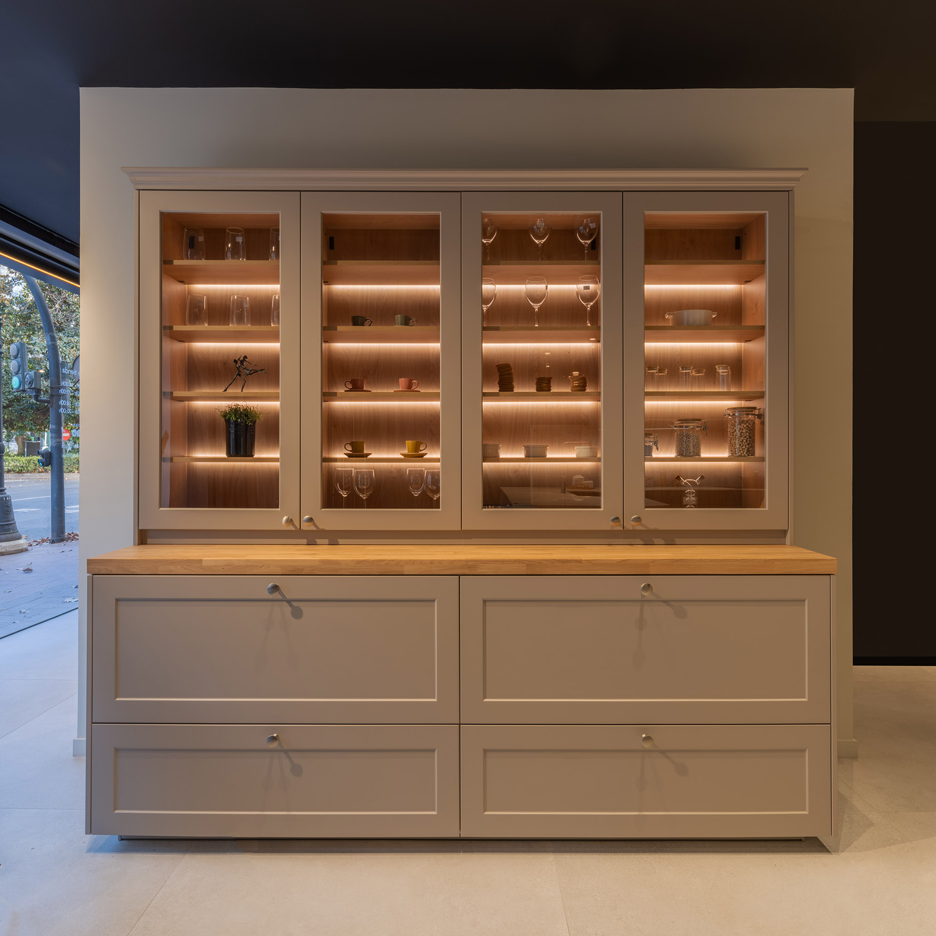 Zandgrijze keuken in de showroom van Sánchez Plá in Valencia
