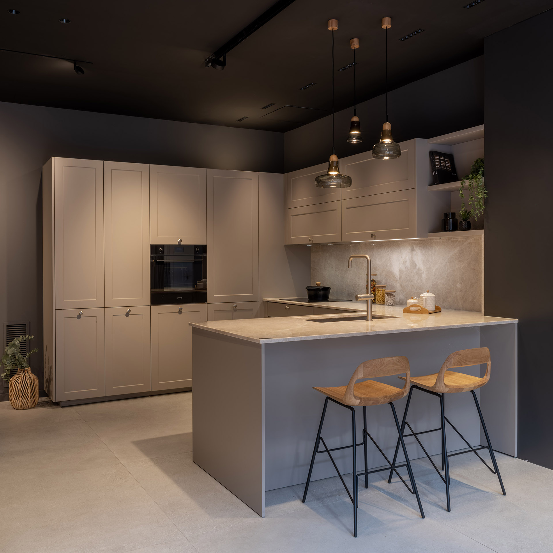 Grijze keuken met dressoir in de winkel Sánchez Plá Gran Vía