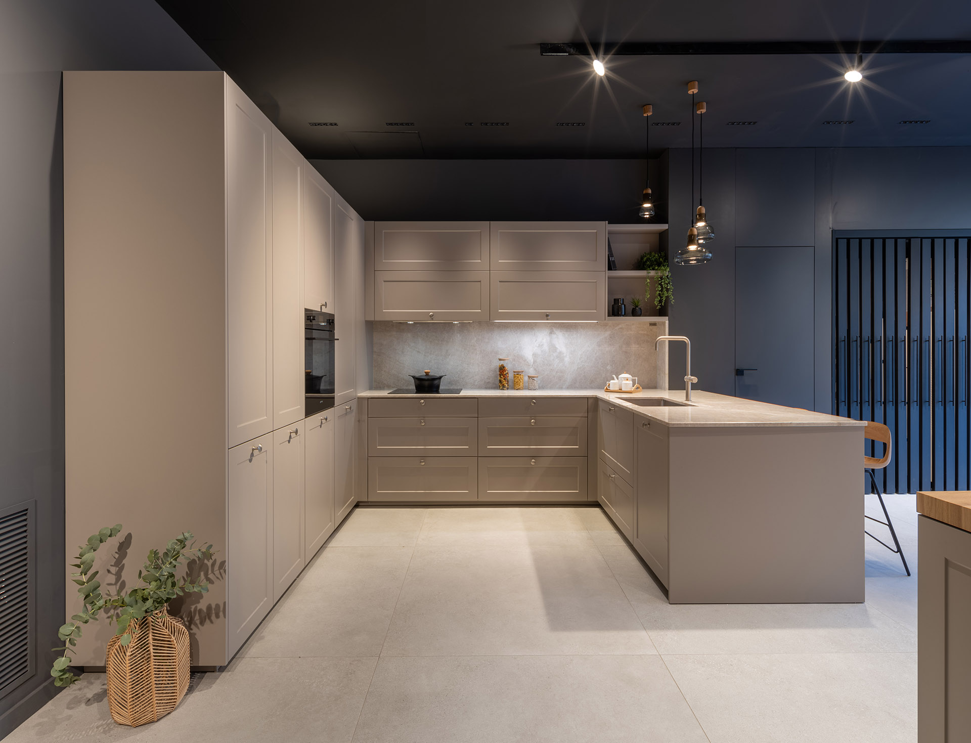 Grijze Santos keuken met schiereiland in de keukenshowroom in Valencia