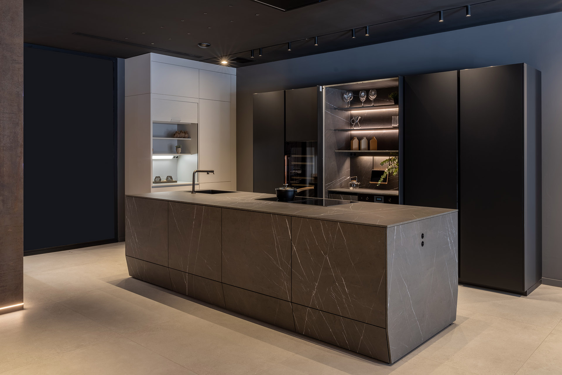 Keuken in zwart en grijs in showroom in Valencia