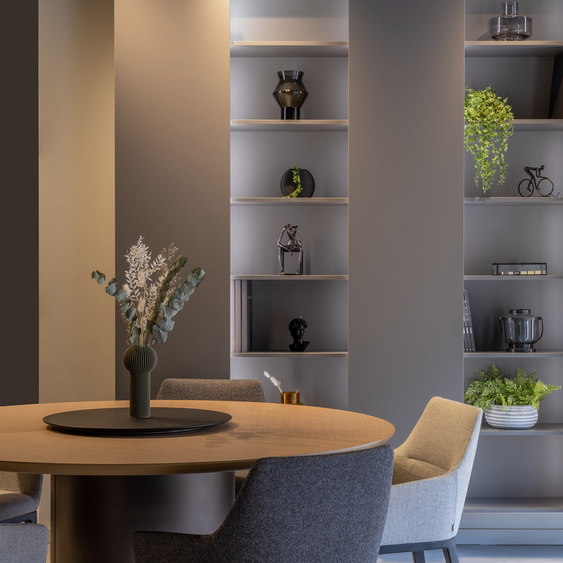 Bartablet en vitrinekast van Santos. Keukenshowroom in Valencia