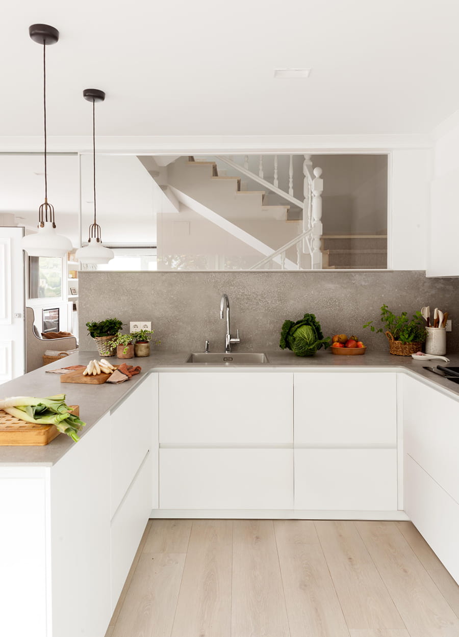 Witte open keuken. Ontwerp Natalia Zubizarreta