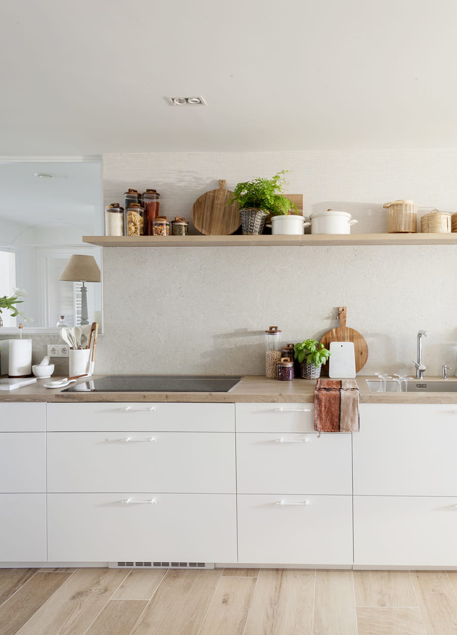 Lange witte keuken. Ontwerp Natalia Zubizarreta