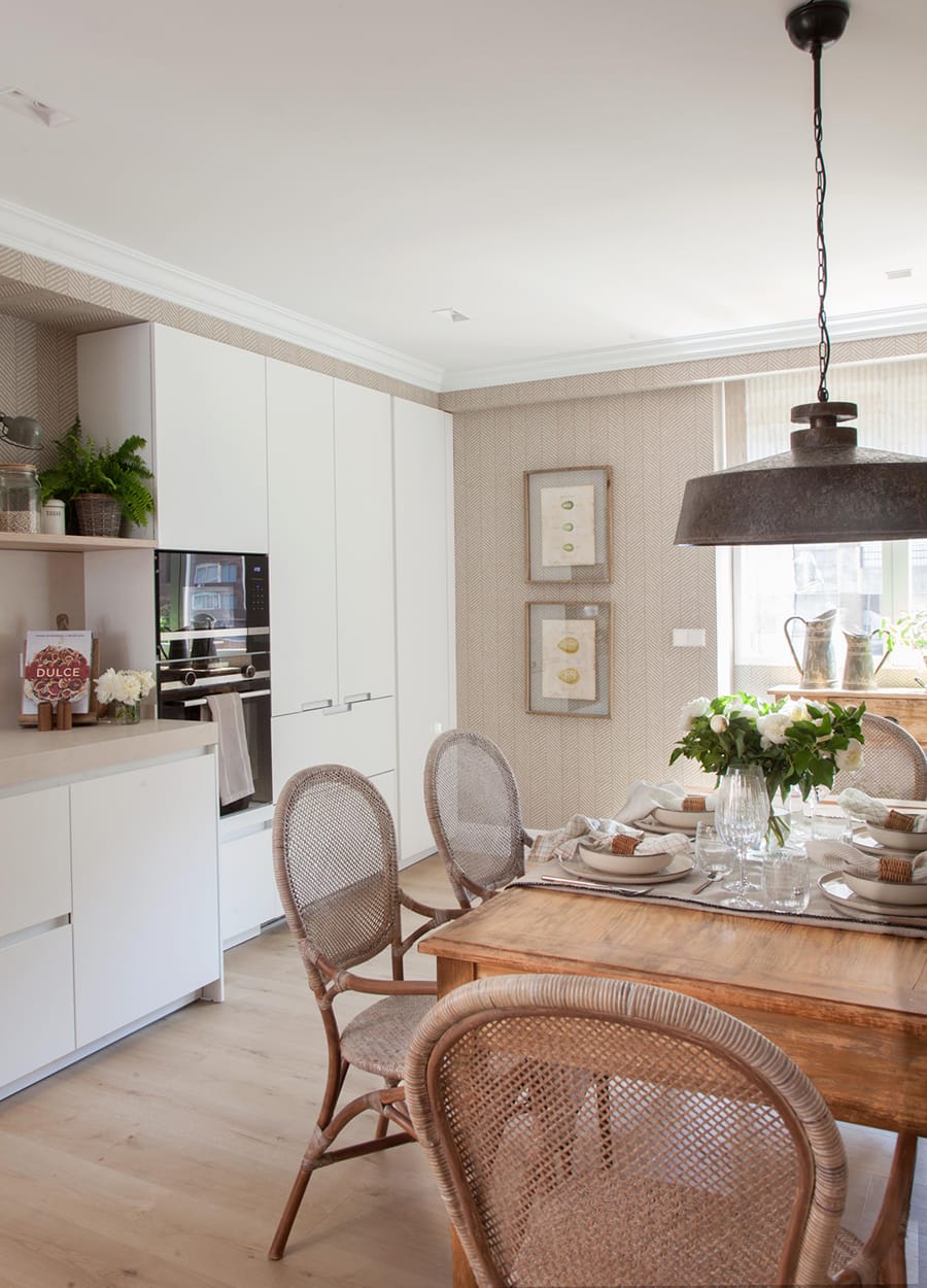 Witte Santos keuken in lineaire opstelling met tafel in het midden