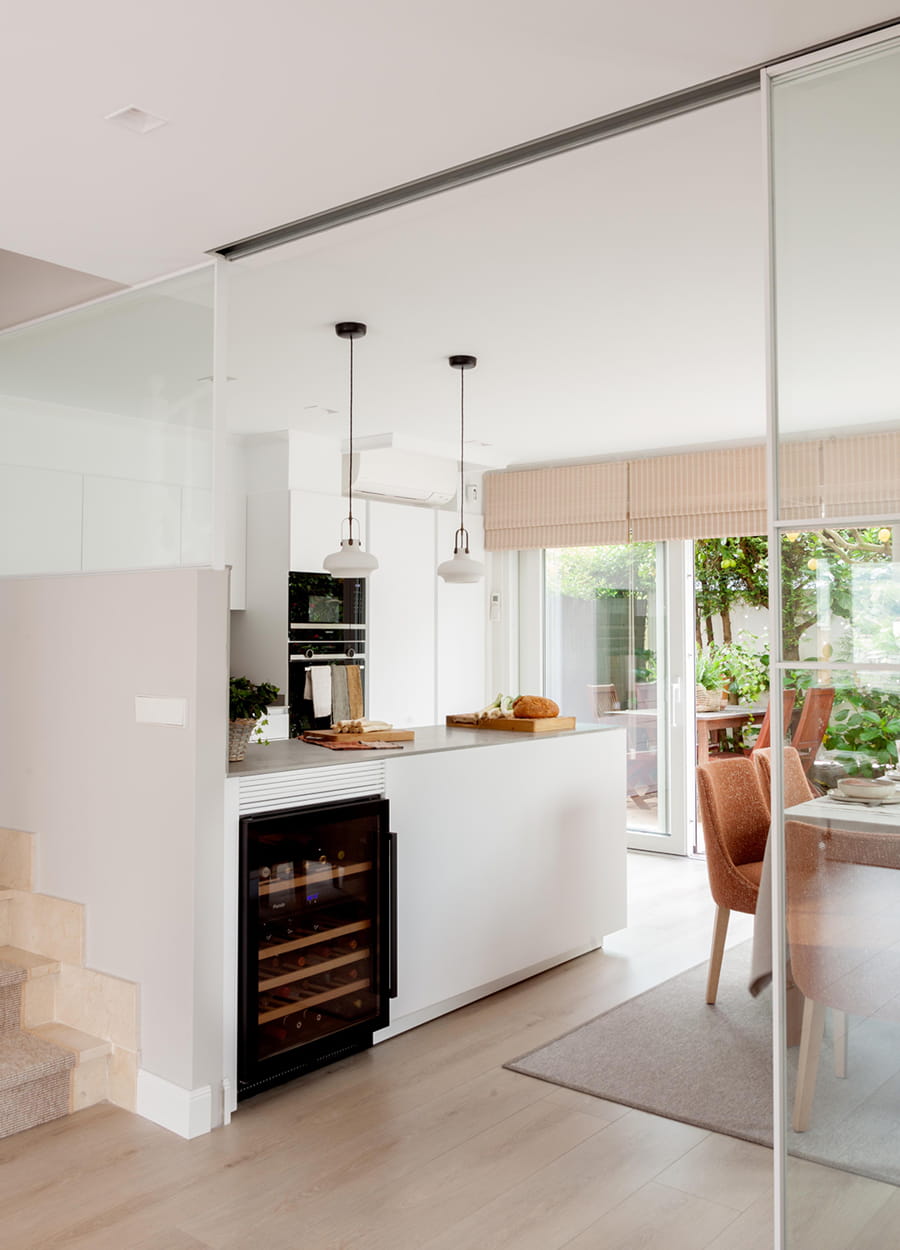 Witte open Santos keuken naar de tuin
