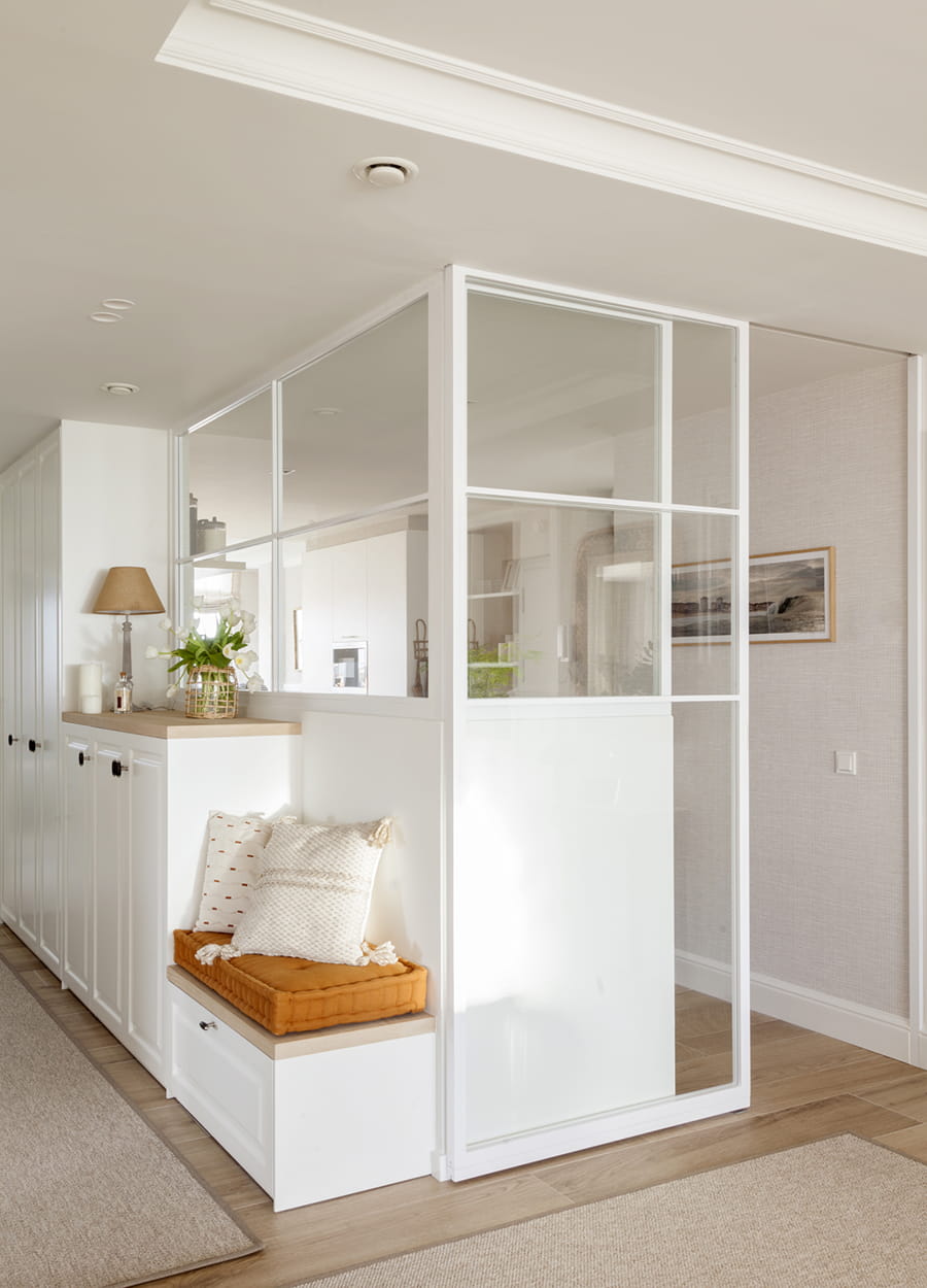 Witte Santos keuken met glazen wand