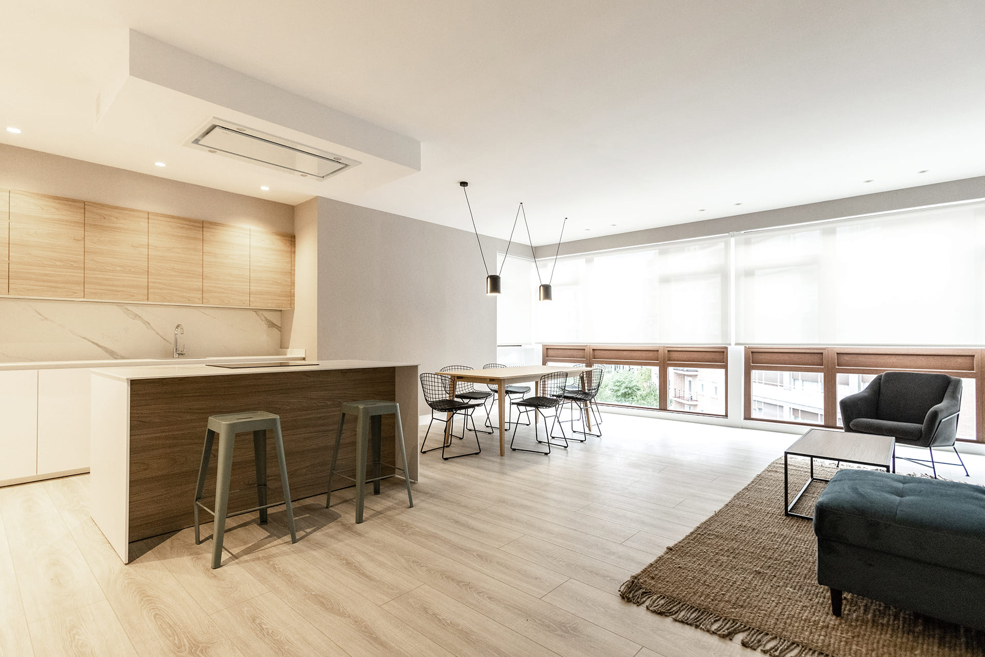 Cozinha branca e madeira Santos, aberta para a sala de estar