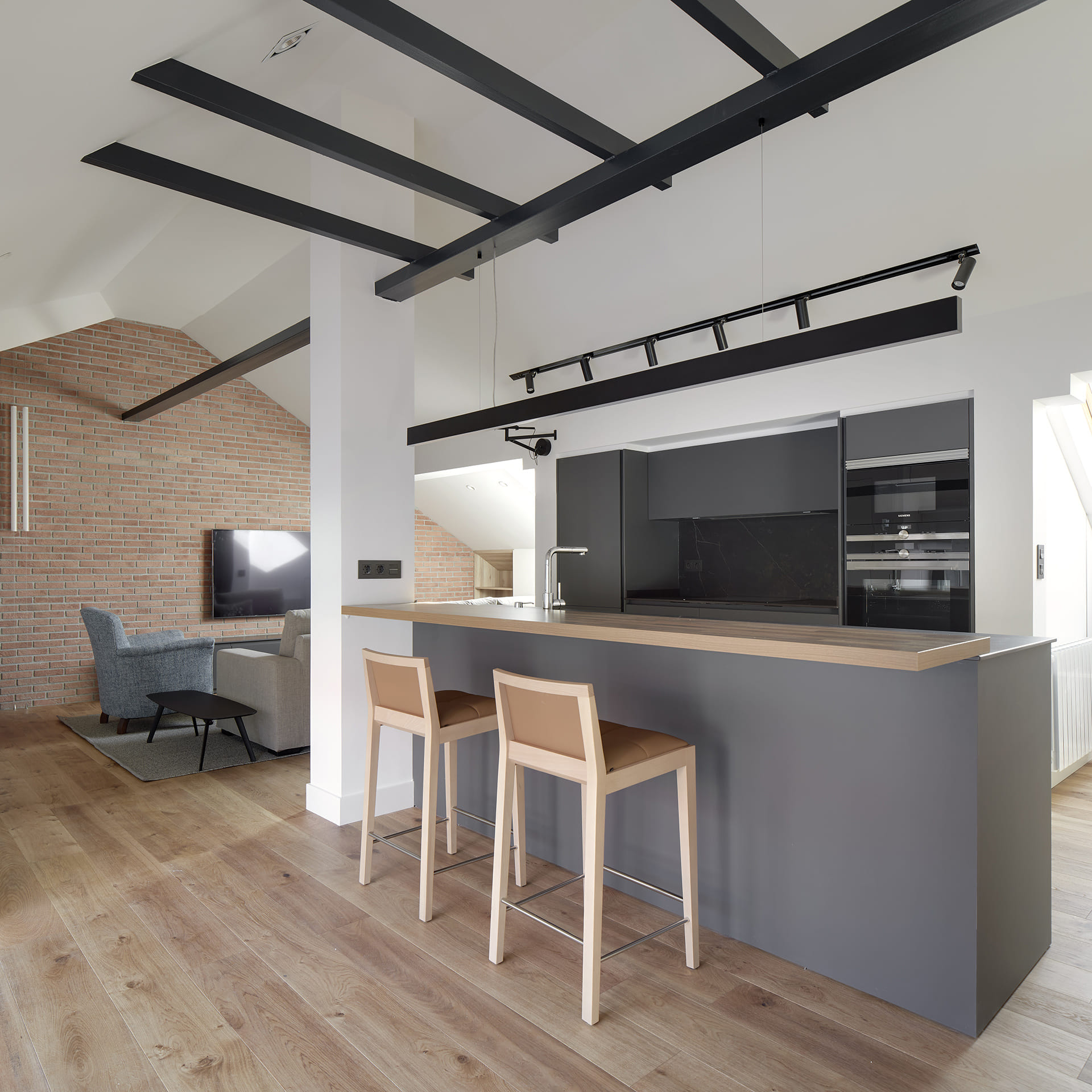 cozinha cinza com ilha e balcão Santos em remodelação do sótão