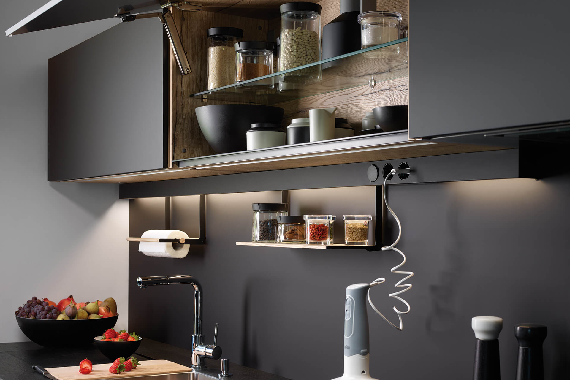 Iluminación led en armarios altos en cocinas en paralelo