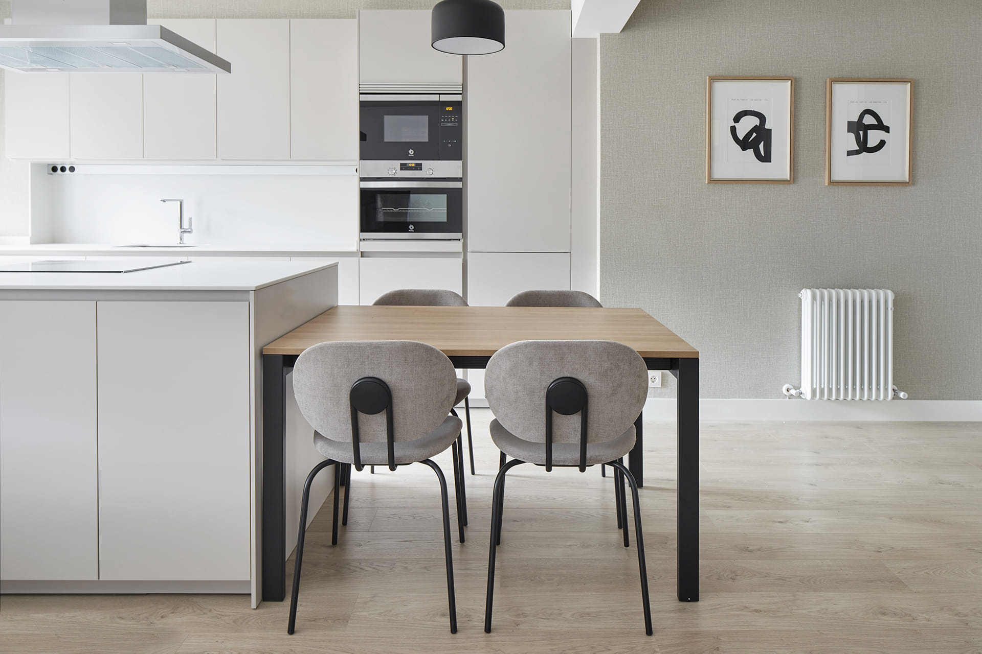 Ilha com mesa adjacente na cozinha Santos