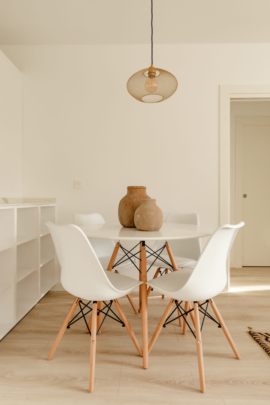 Mesa e cadeiras brancas em remodelação de apartamento Borja Vildosola