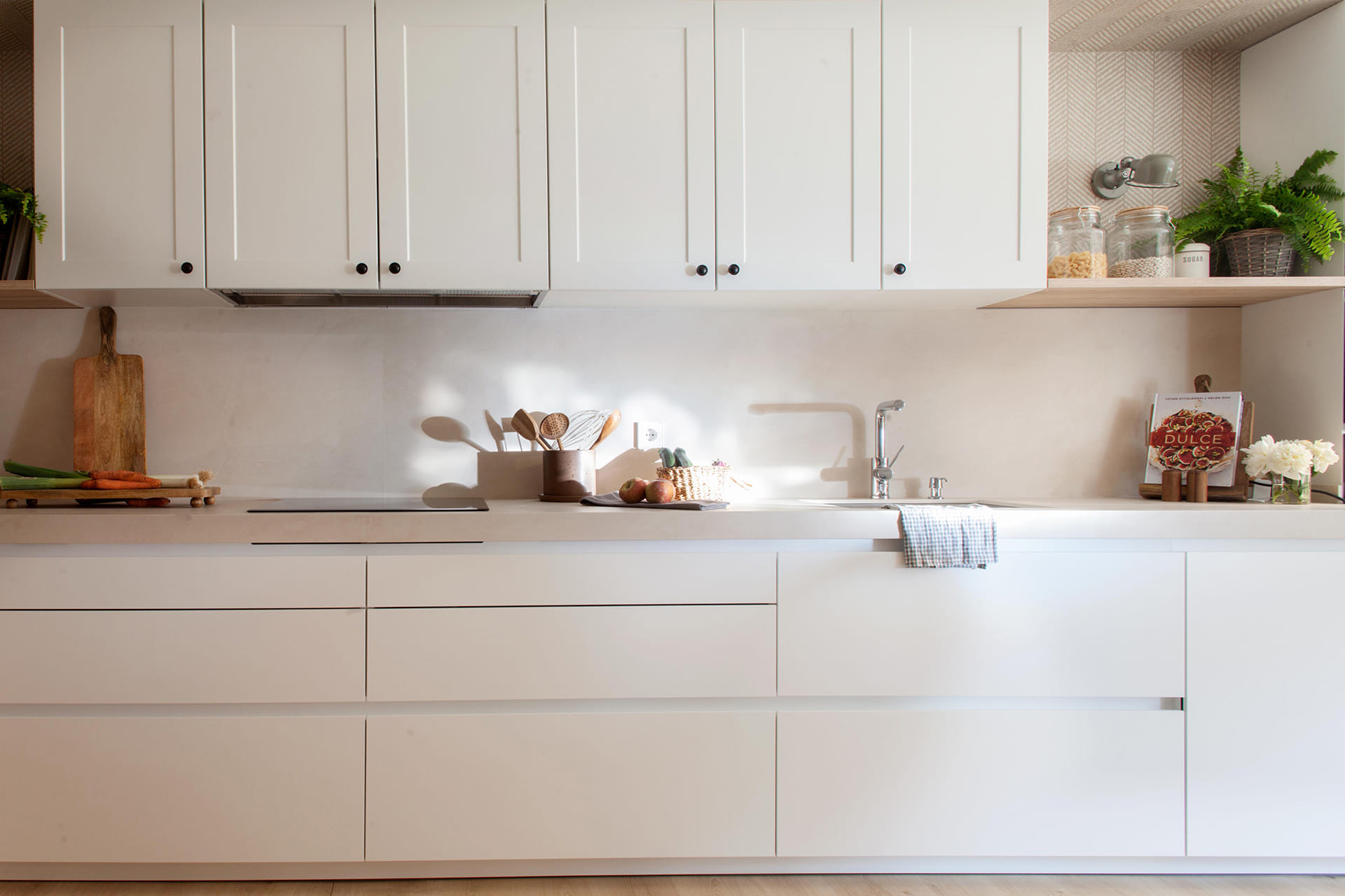 Keukenmeubel Santos met afwerking in gebroken wit