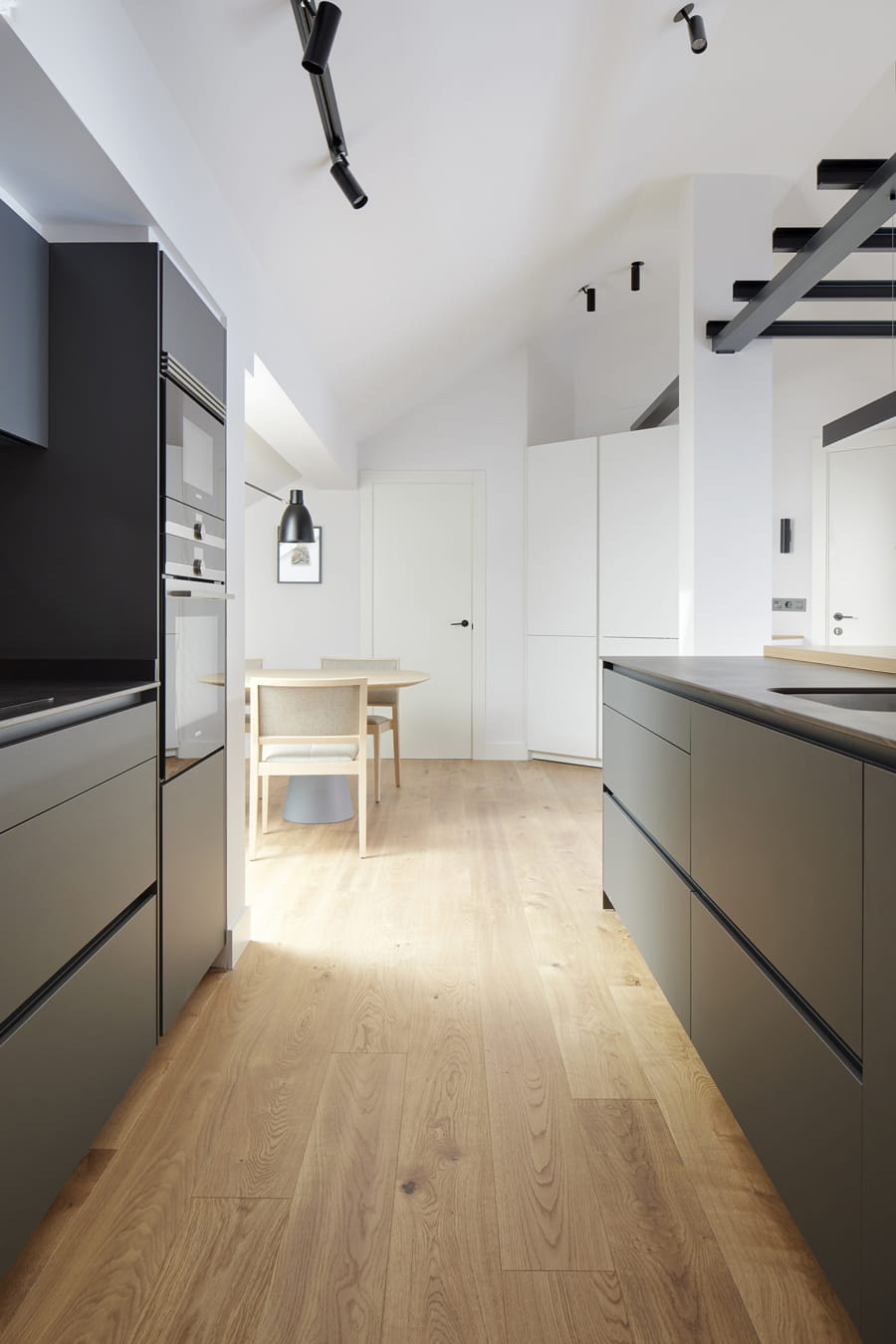 Móveis de cozinha cinza Santos em sótão remodelado