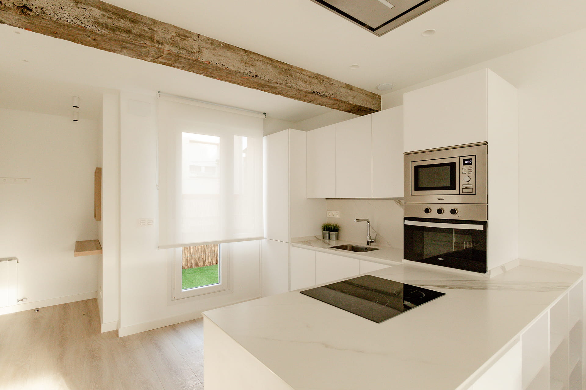 Apartamento com cozinha branca aberta Santos