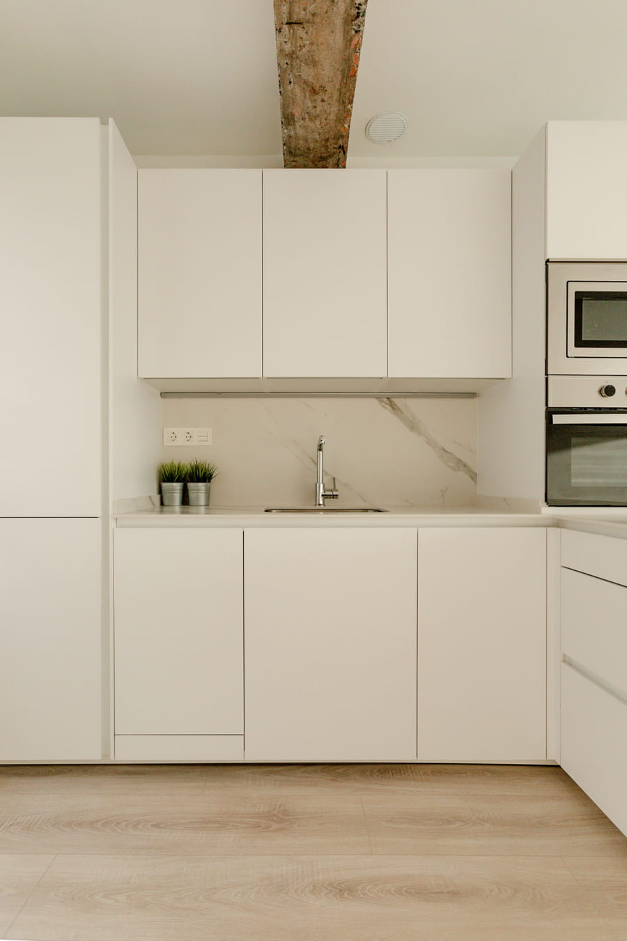 Apartamento com cozinha branca em L Santos